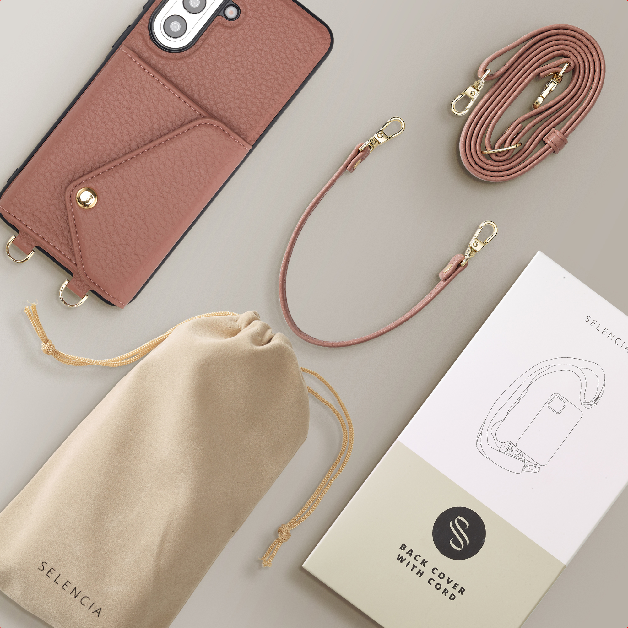 Un dos de téléphone rose avec poche, cordon et pochette.
