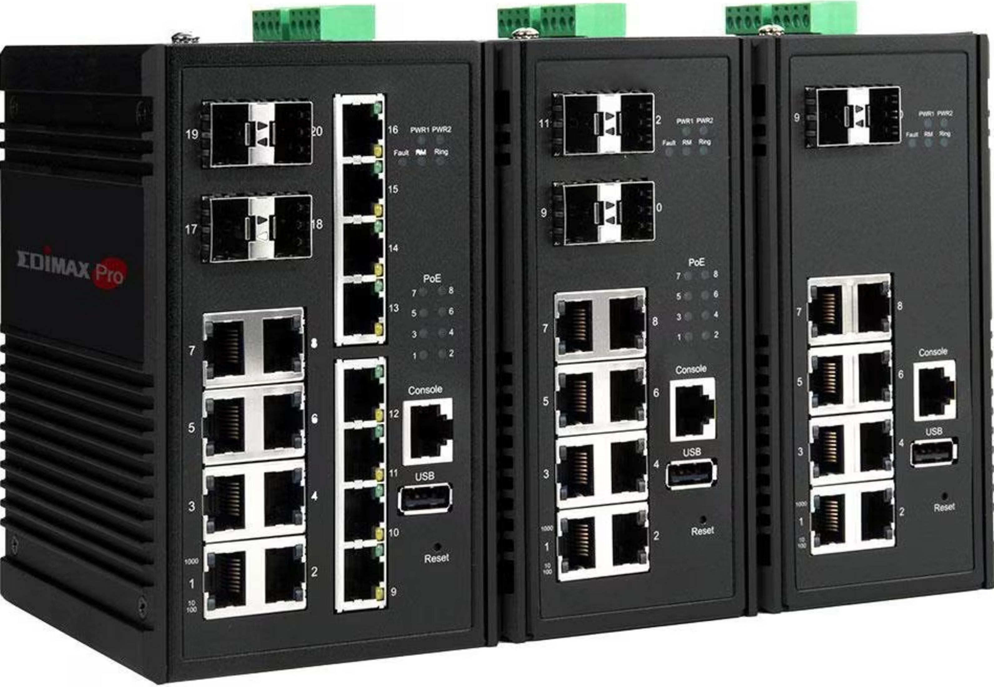 Tre switch di rete industriali con porte Ethernet e morsettiere verdi.