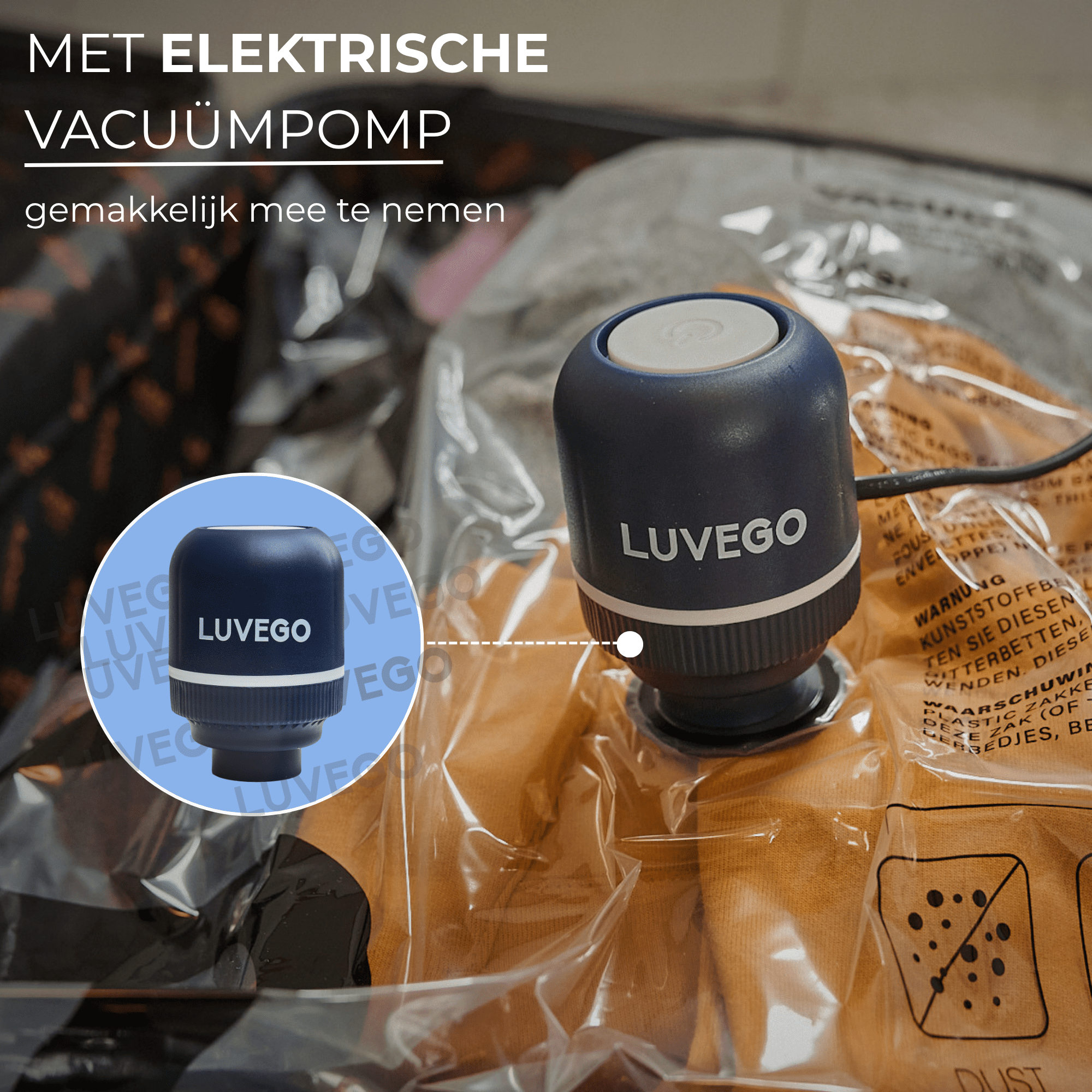 Een blauwe Luvego vacuümadapter met witte knop zuigt lucht uit een doorzichtige zak.