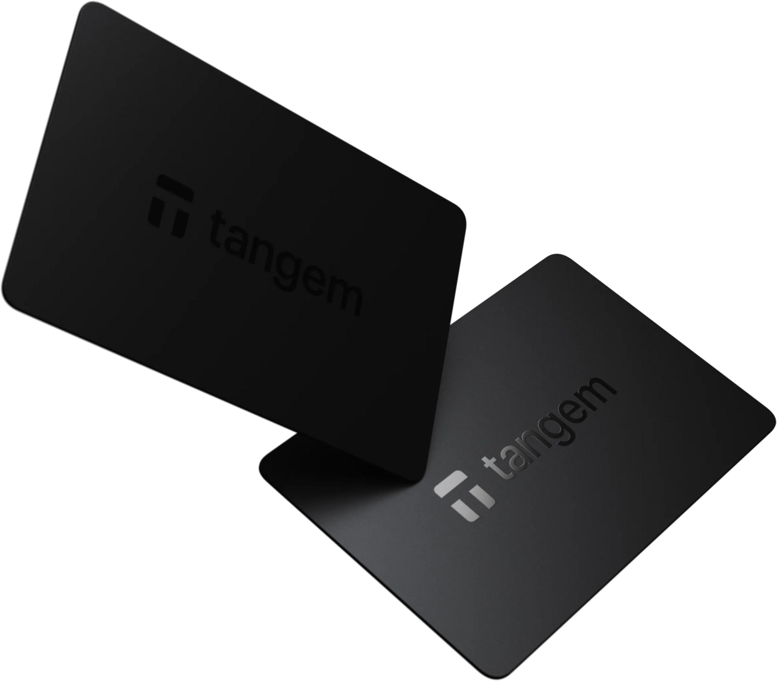 Dwie czarne karty z logo Tangem leżą obok siebie.
