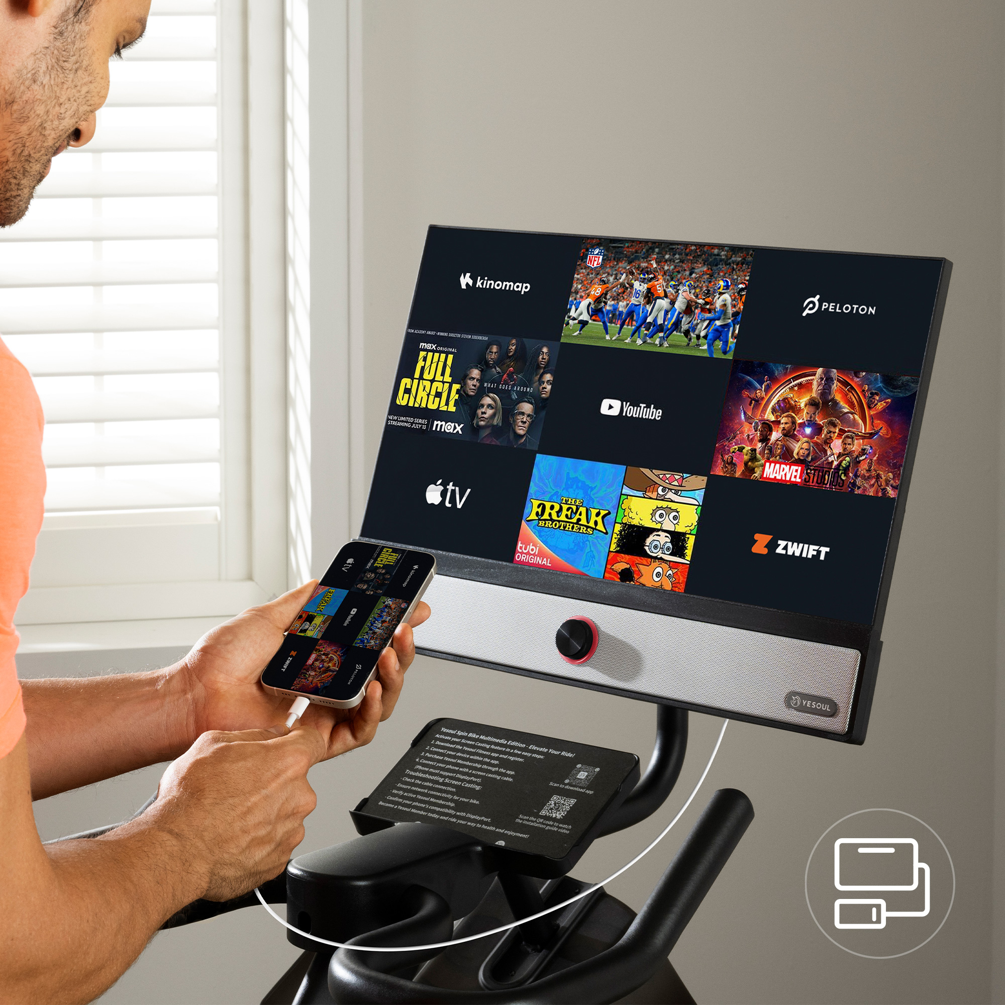 Mann benutzt Handy, um Fahrradbildschirm zu steuern. Apps wie Peloton, Max, Marvel.