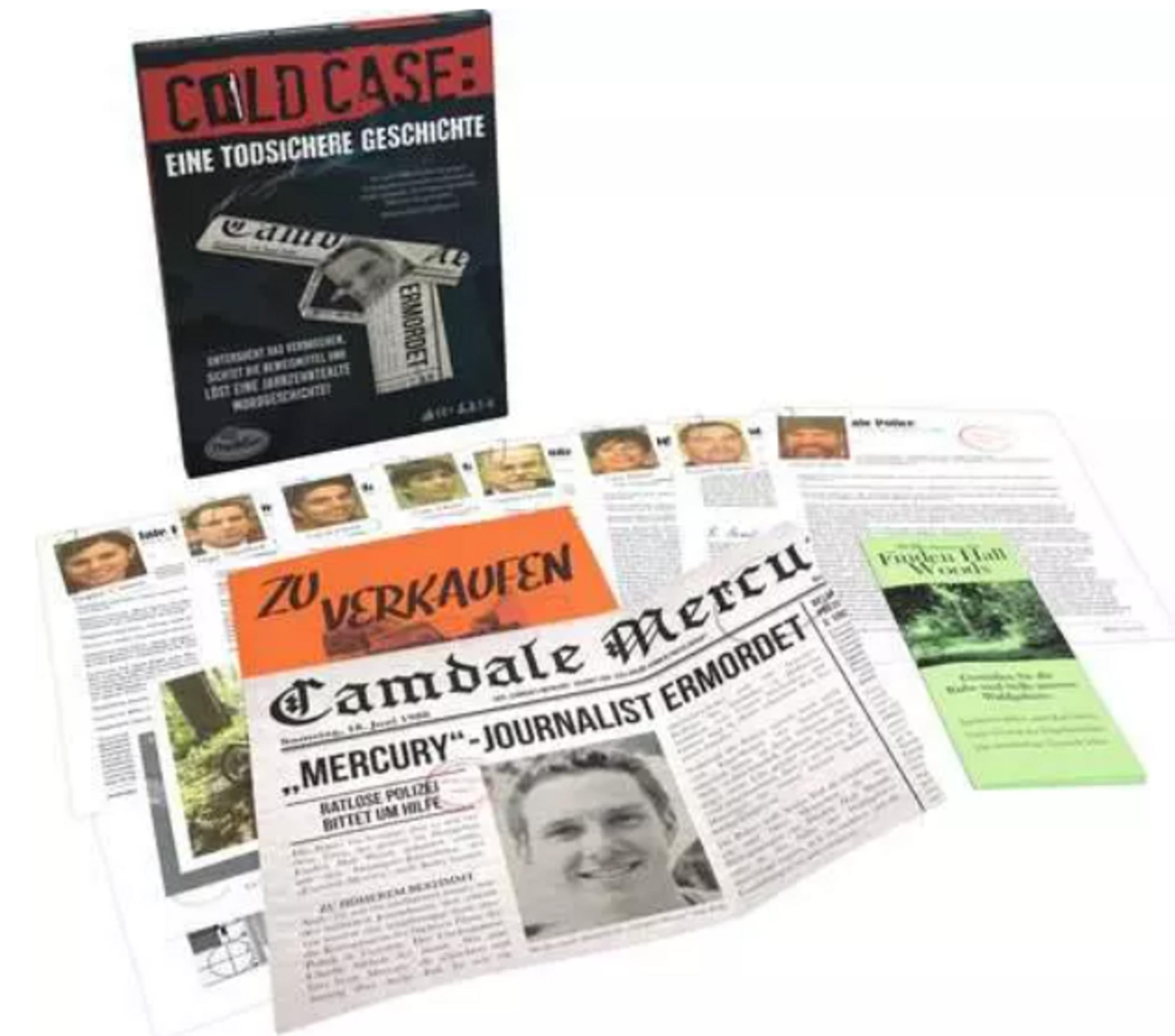 Una scatola del gioco Cold Case, ritagli di giornale e foto di persone su sfondo bianco.