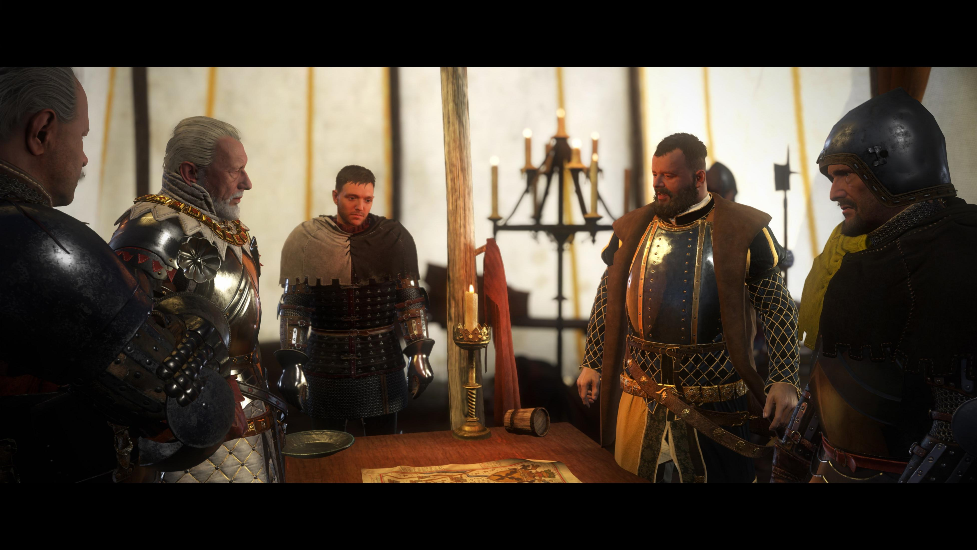 Des hommes en tenue médiévale se concertent sous une tente. Bougies et carte sur la table.