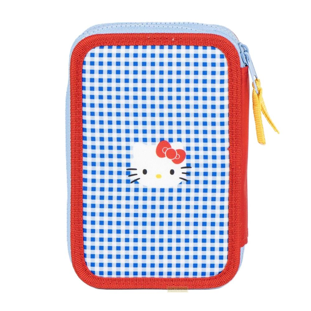 Ein blauer karierter Kulturbeutel mit Hello Kitty und rotem Rand.