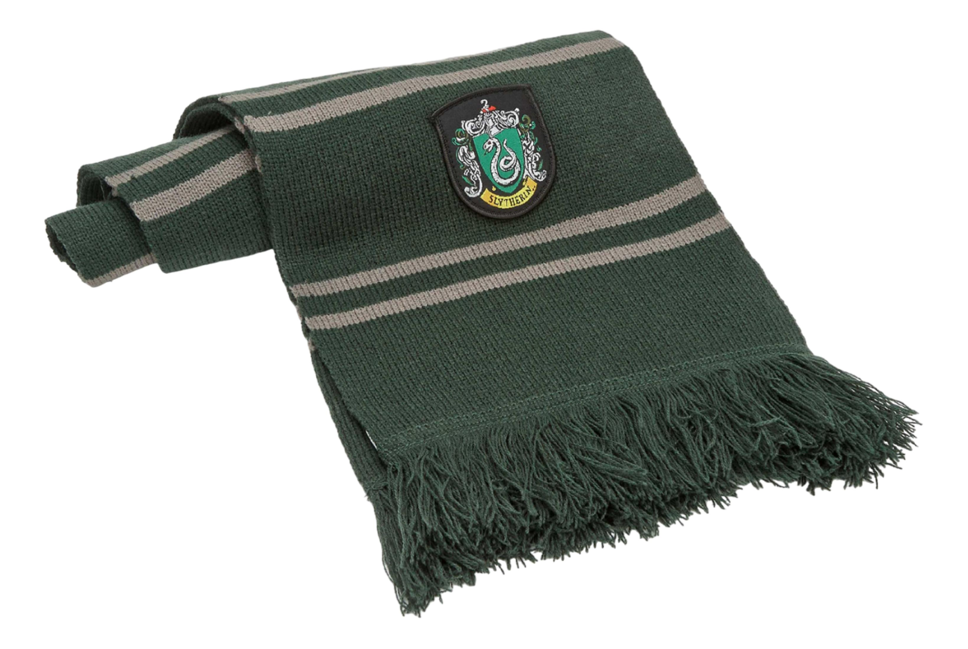 Ein dunkelgrüner Schal mit grauen Streifen und einem Slytherin-Emblem.