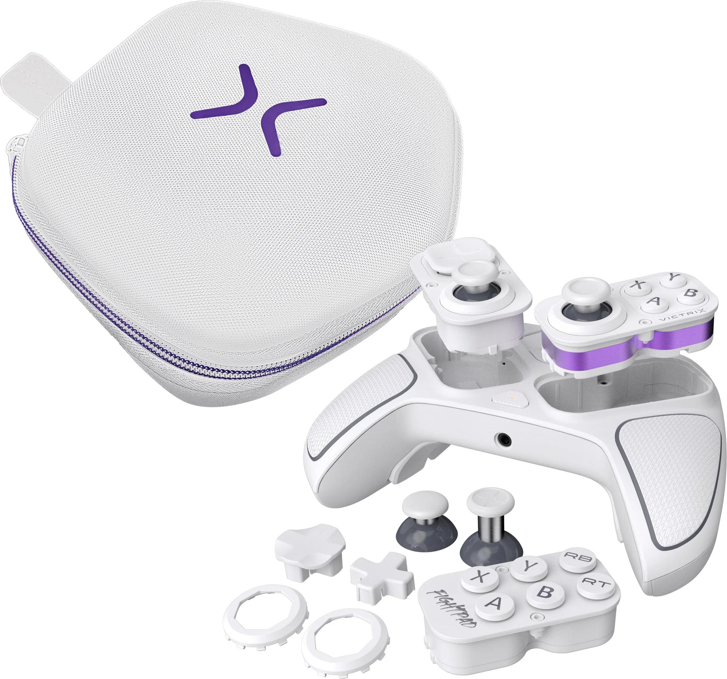 Un controller da gioco bianco con accenti viola e accessori accanto alla sua custodia bianca.