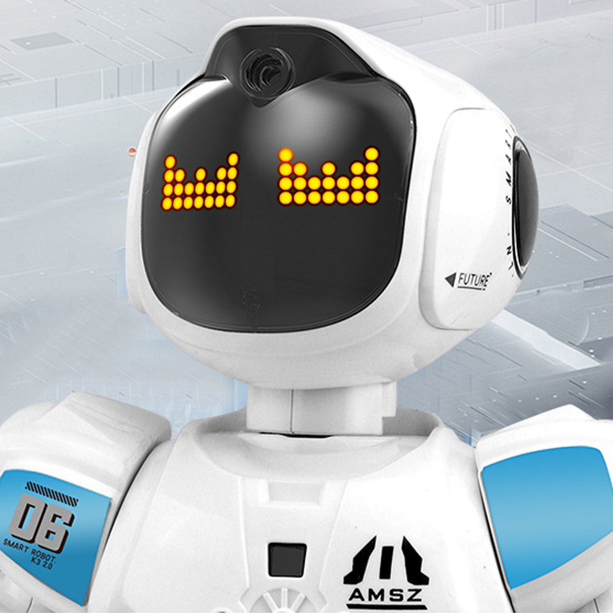 Weißer Roboter mit gelben LED-Augen, die ein Schallwellenmuster zeigen. Blaue Akzente an den Schultern.
