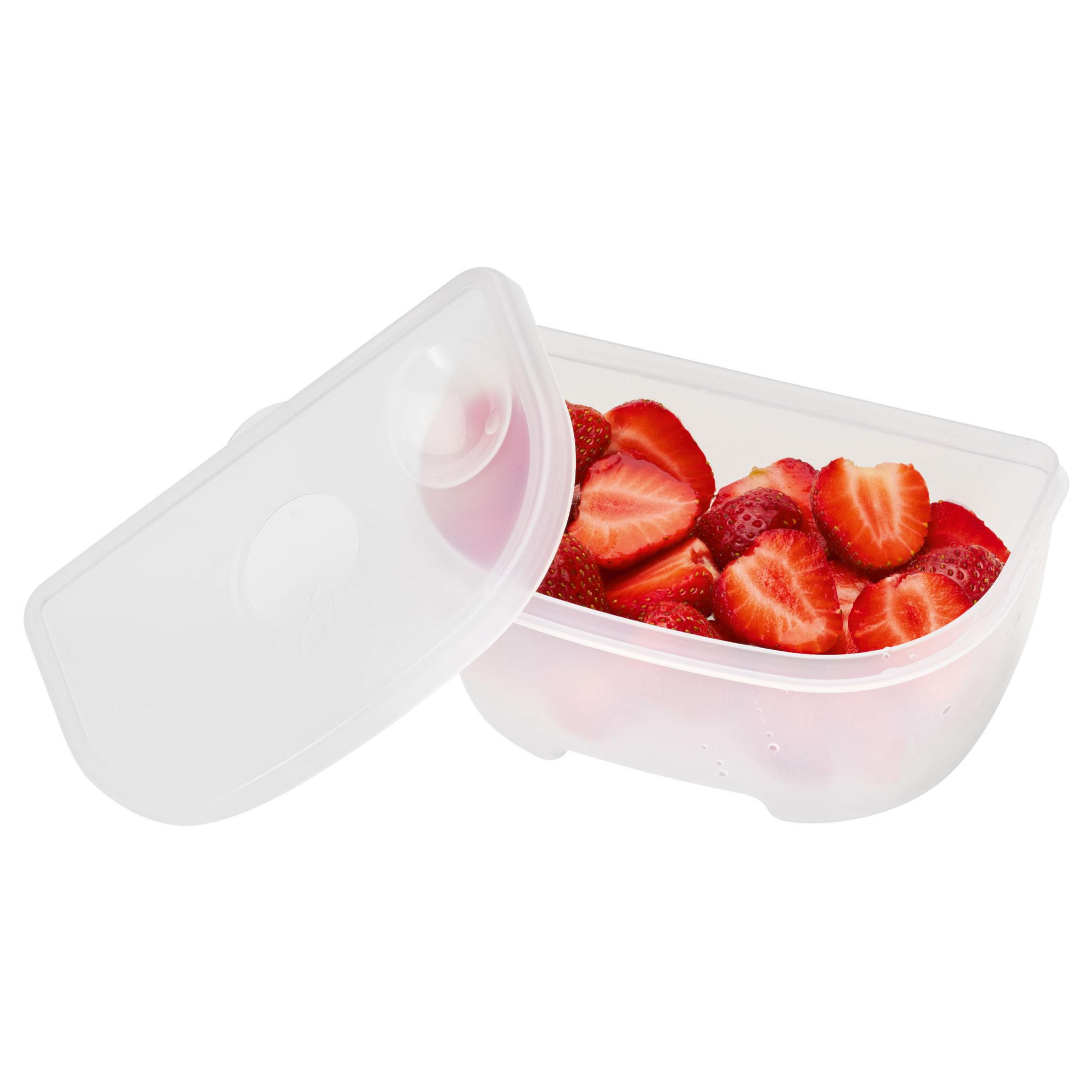 Połówki truskawek w przezroczystym pojemniku z otwartą pokrywką.