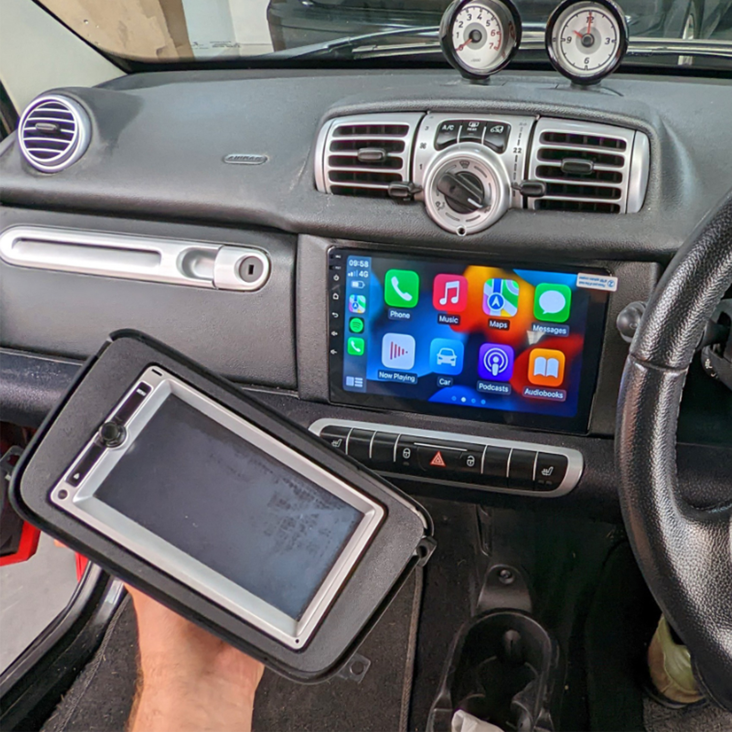 Ein Auto-Armaturenbrett mit einem Touchscreen-Infotainmentsystem und einem herausnehmbaren Bildschirm.