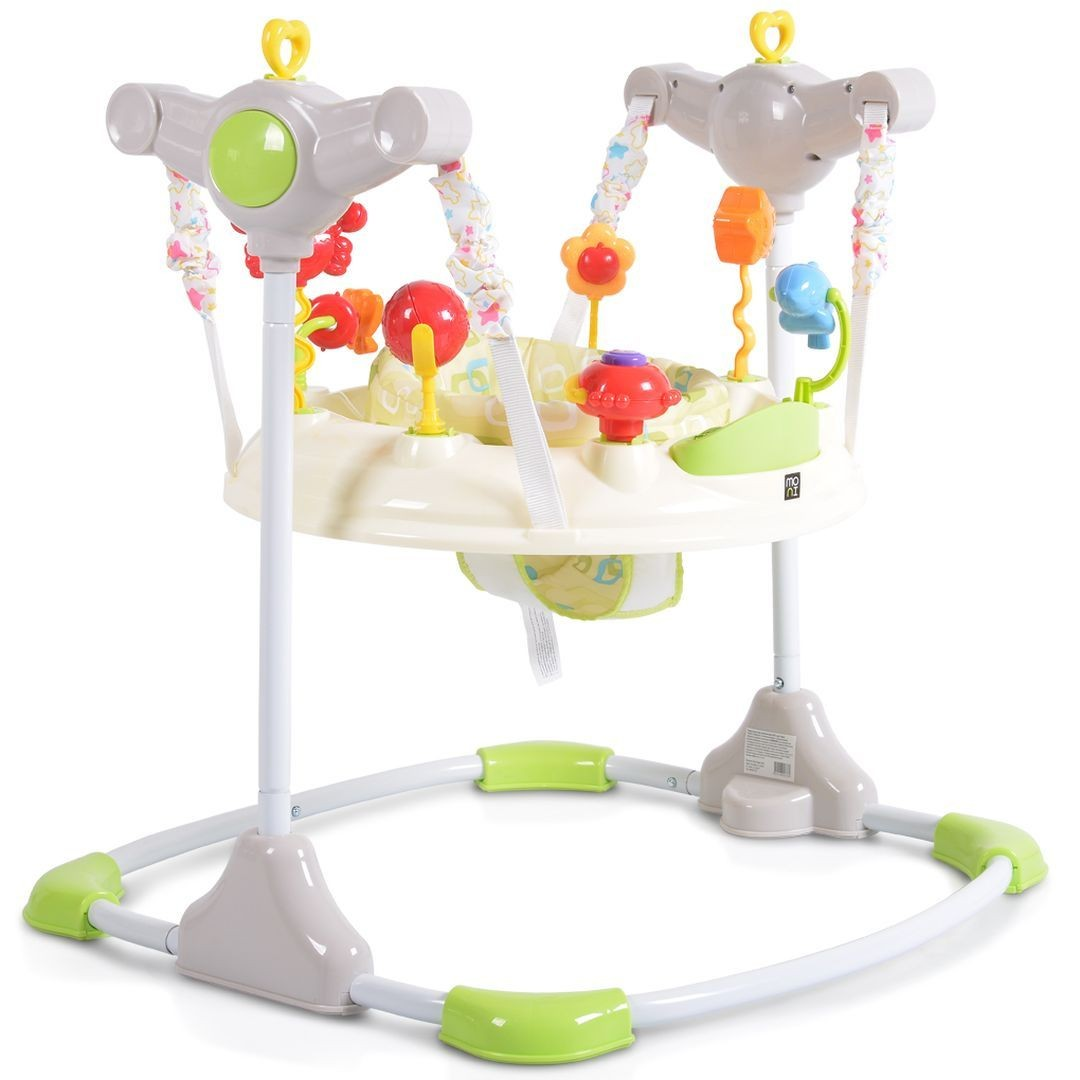 Ein cremefarbener und grüner Baby-Jumper mit bunten Spielzeugen, vor weißem Hintergrund.