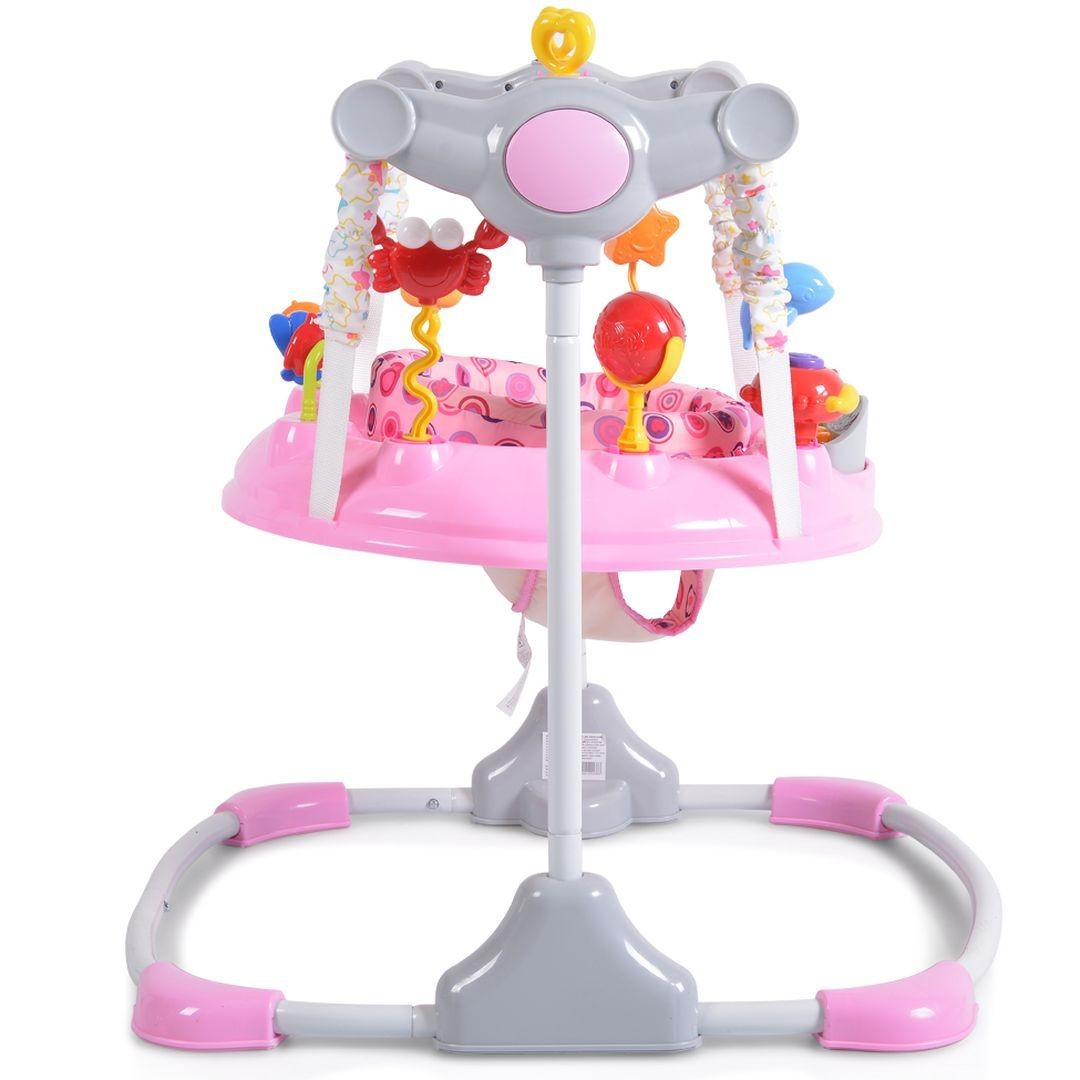 Ein rosafarbener Baby-Spielbogen mit hängenden Spielzeugen, darunter ein roter Krebs.