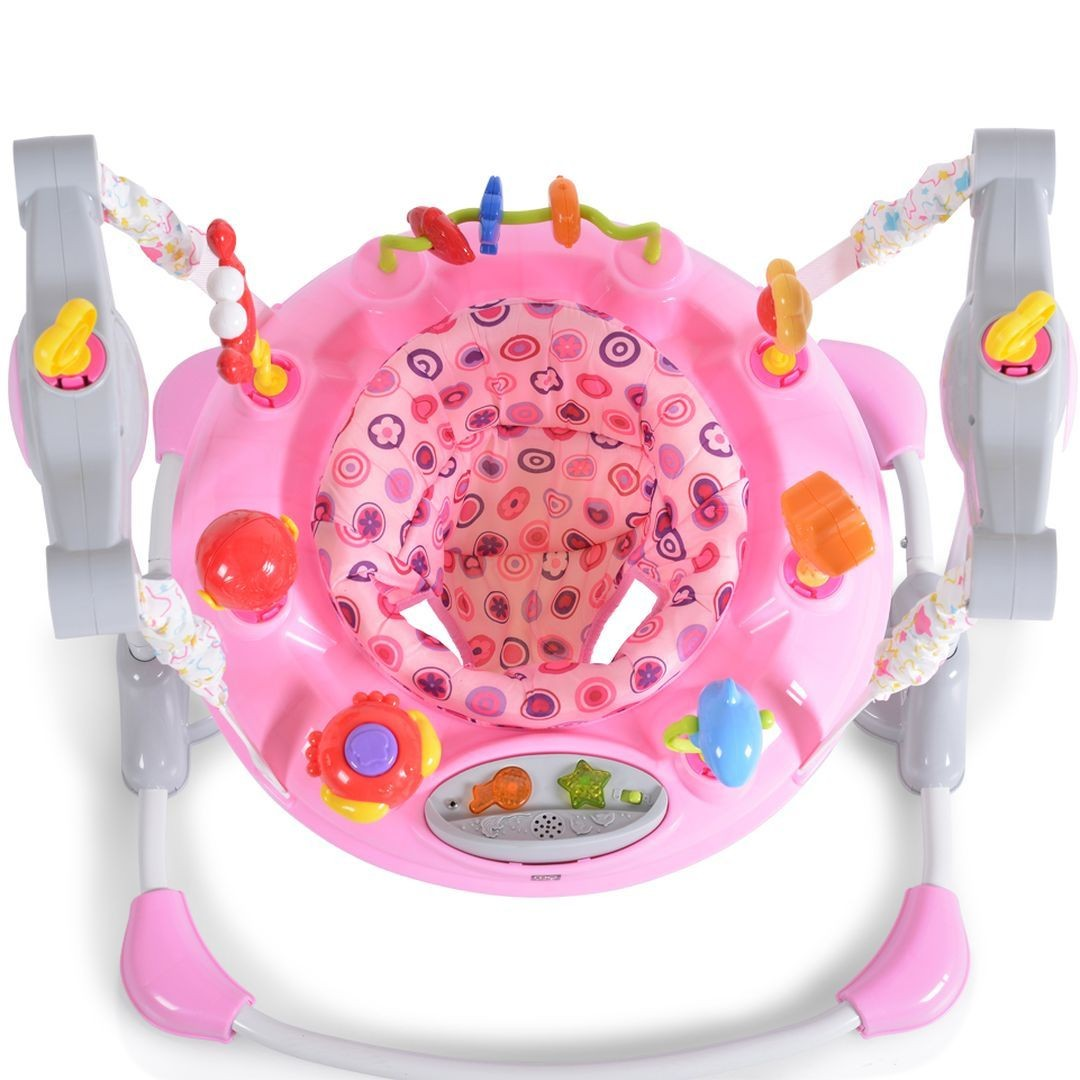 Ein rosafarbener Baby-Gehwagen mit Spielzeug und Sitz.