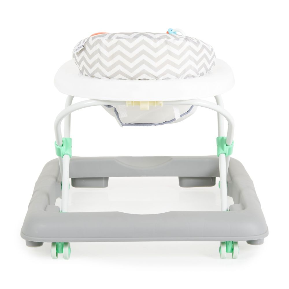 Ein Baby-Gehwagen mit grauem Zickzackmuster und weißen Akzenten auf weißem Grund.