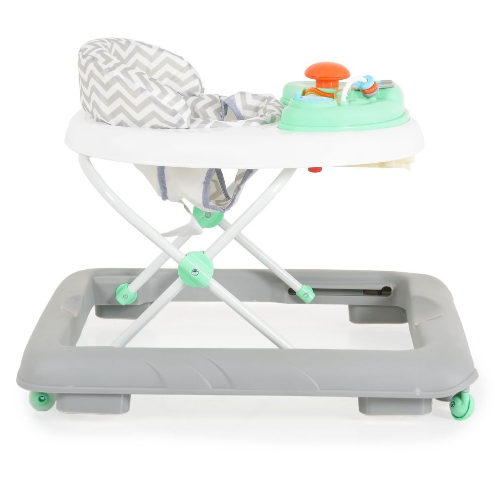 Ein Baby-Gehfrei mit grauem Zickzackmuster-Sitz und Spielzeug-Tablett.