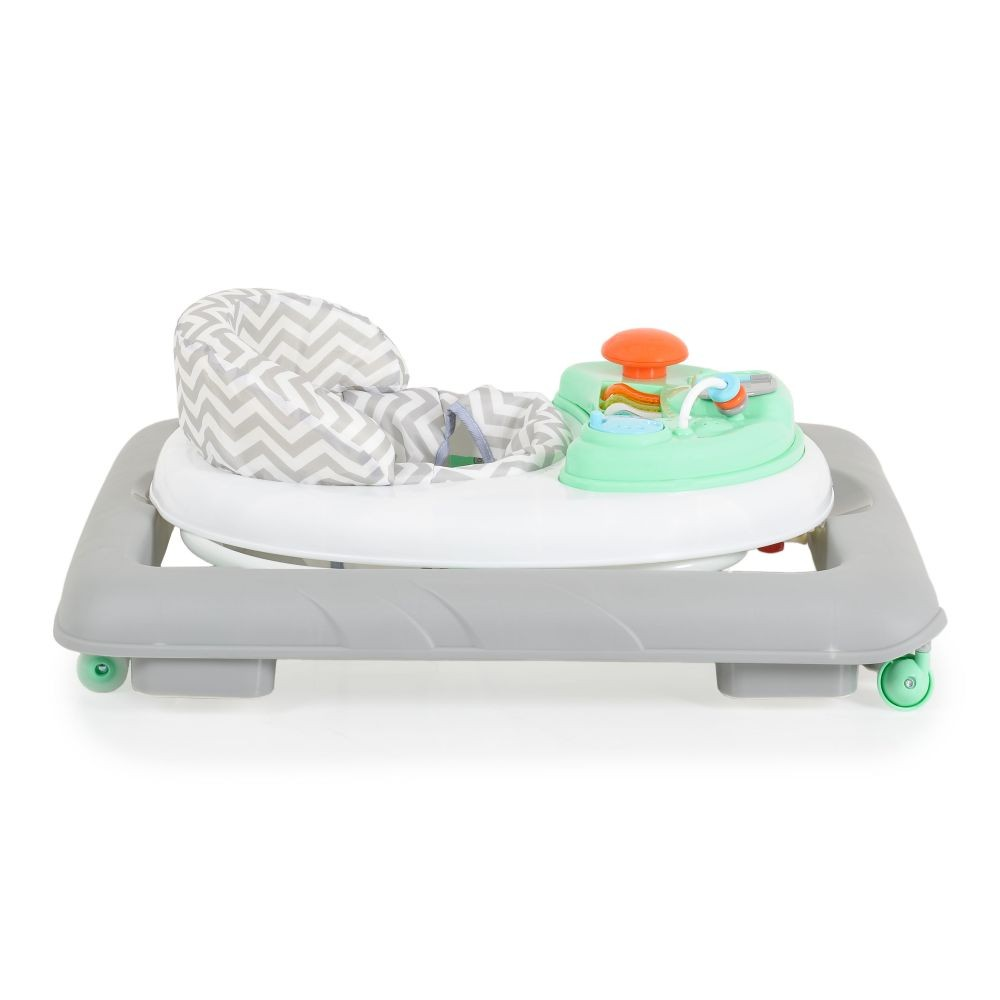 Ein grauer Baby Walker mit weißer und mintgrüner Sitzfläche und Spielzeug.