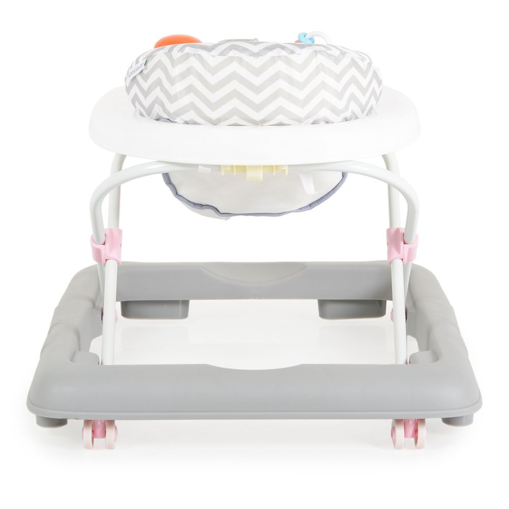 Ein grauer und weißer Babywalker mit Spielzeug und Rädern auf weißem Hintergrund.