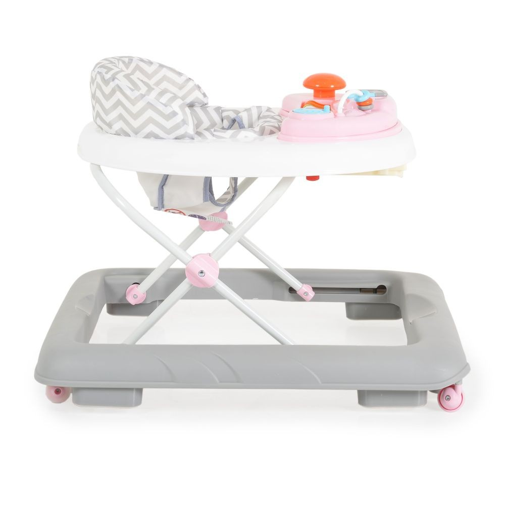 Ein Baby-Gehwagen mit grauem Rahmen, weißer Sitzfläche und rosafarbenem Spielbrett.