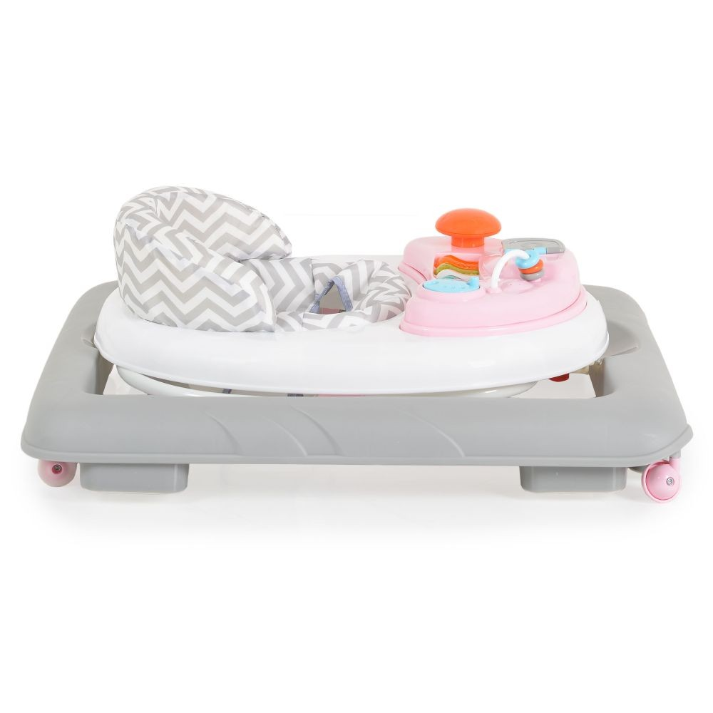 Ein grauer Baby-Gehwagen mit weißem Sitz mit Zickzackmuster und rosa Spielzeug.