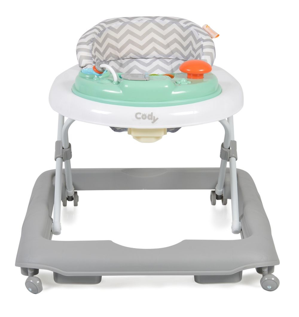 Ein Baby-Gehwagen mit grauem Zickzackmuster-Sitz, hellgrüner Tischplatte und orangefarbenem Knopf.