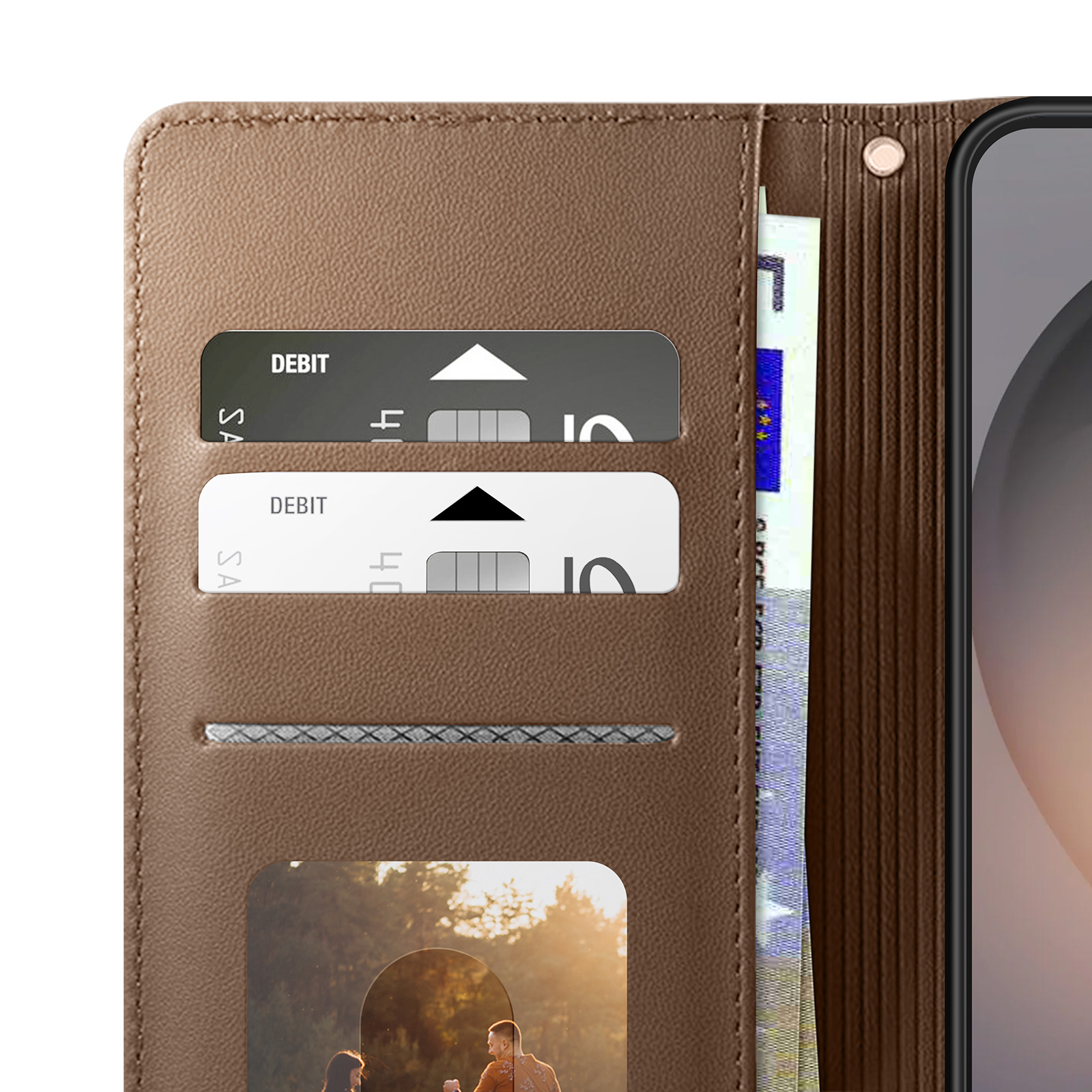 Portacarte in pelle marrone con due carte di debito, banconote e una foto.