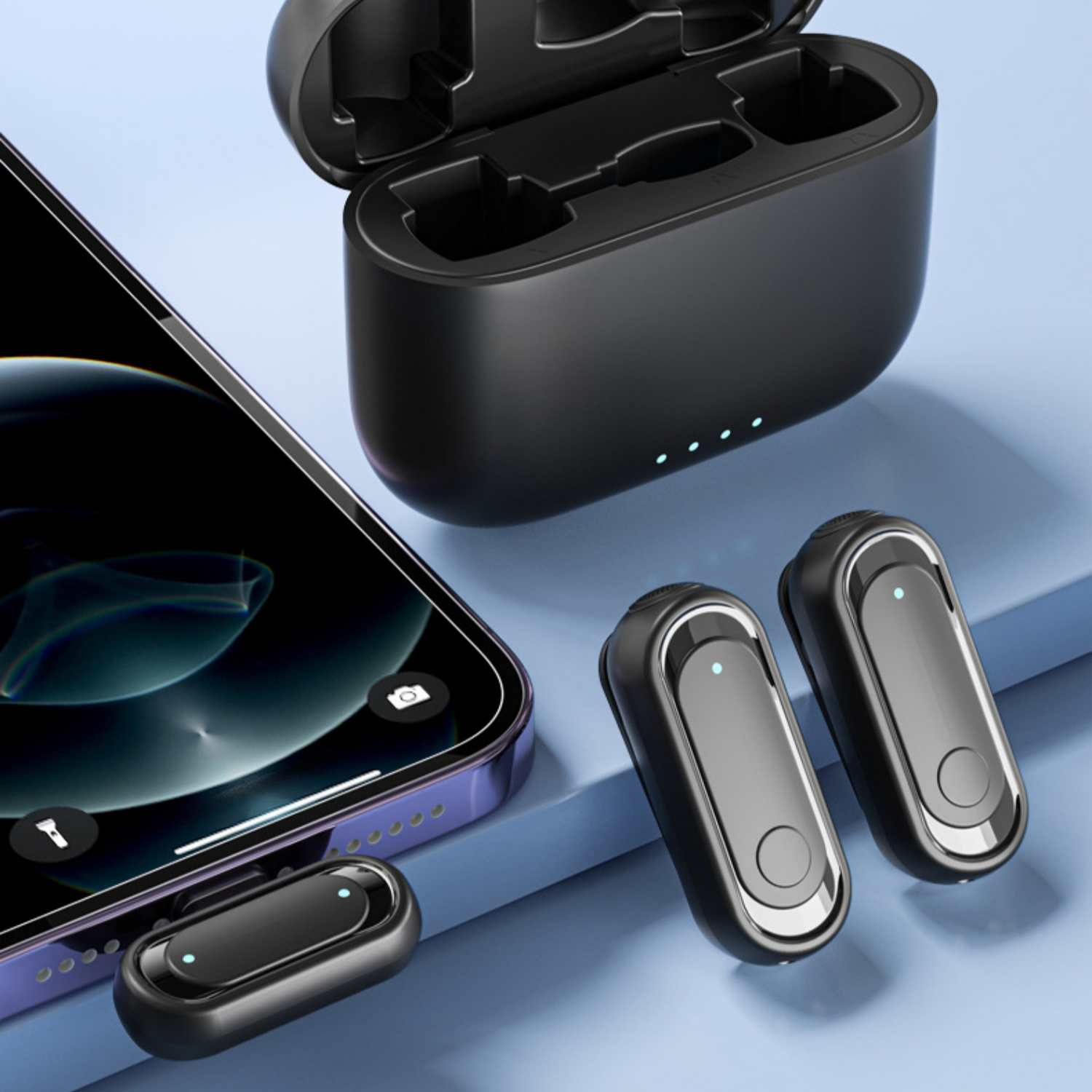 Schwarze Ohrhörer und Ladehülle neben einem Smartphone auf blauem Hintergrund.