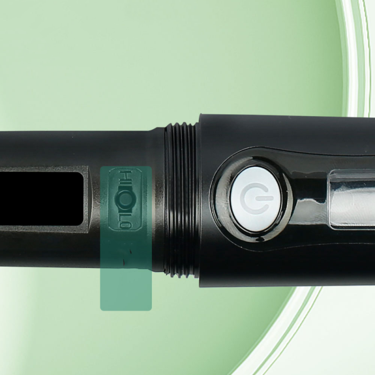 Schwarzes Gerät mit EIN/AUS-Symbol und grünem Siegel. Nahaufnahme.