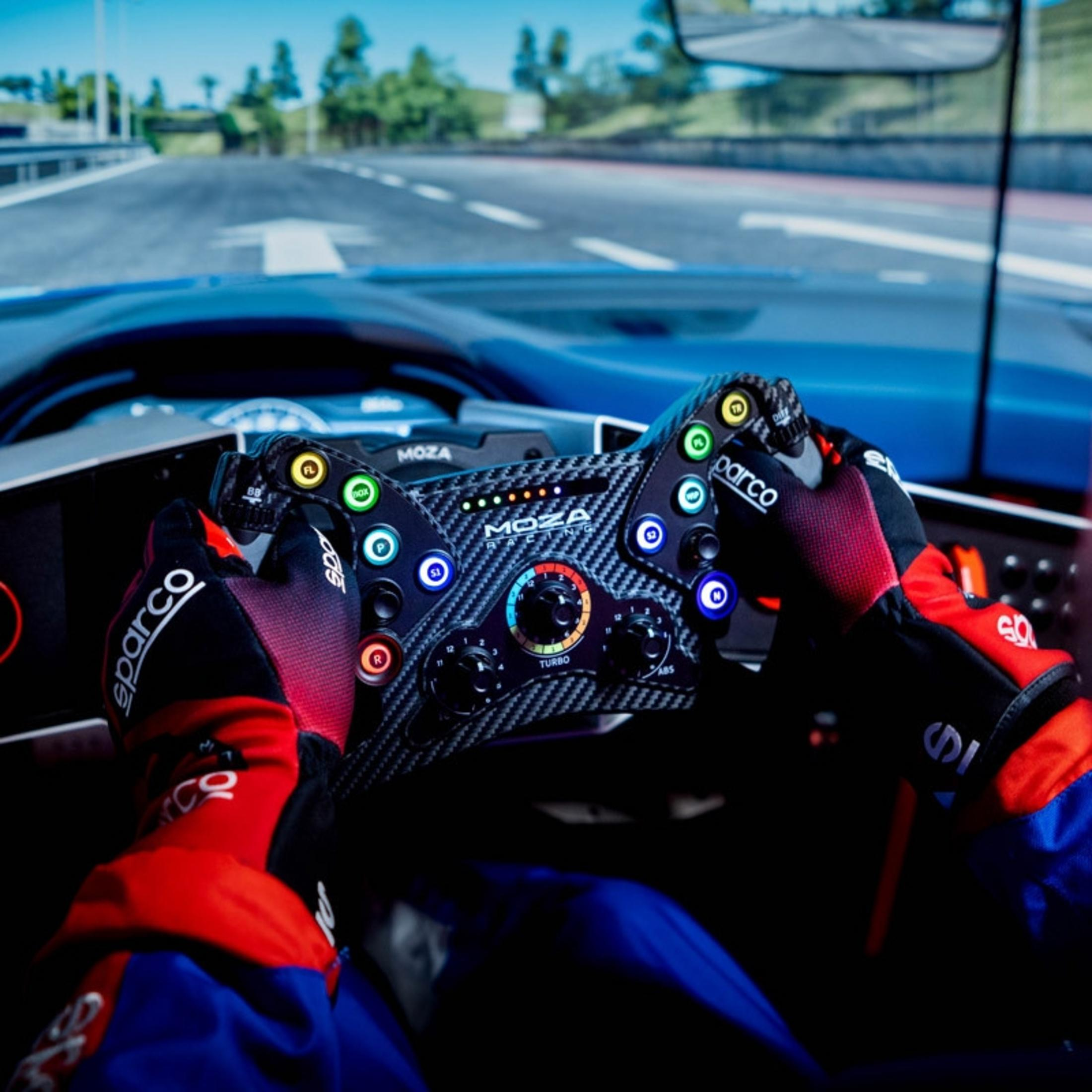 Person in Rennfahrerhandschuhen hält ein Carbon-Lenkrad in einem Rennsimulator.