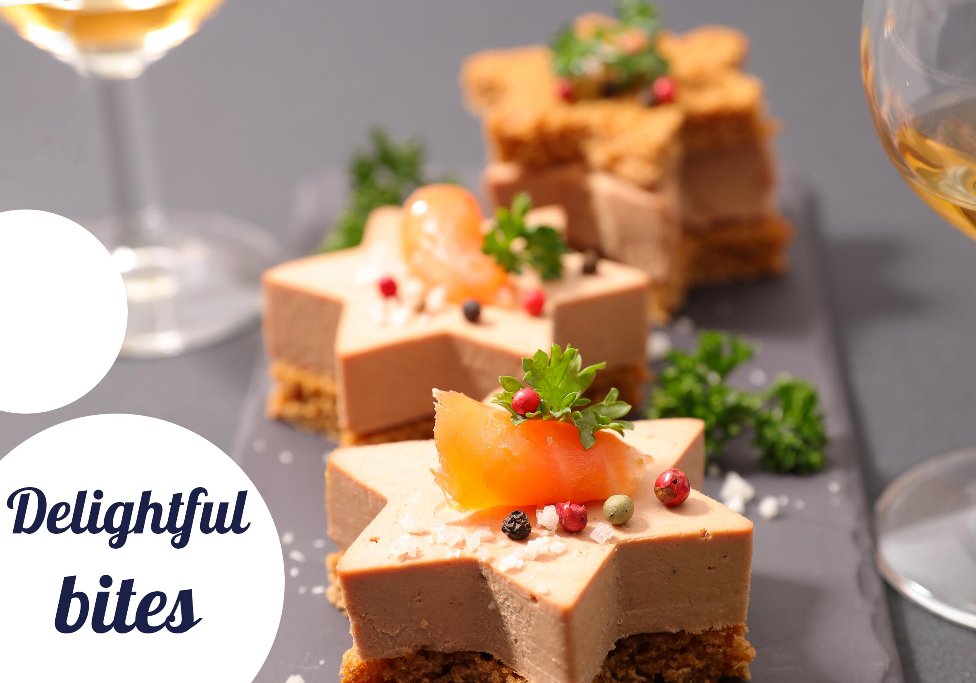 Sternförmige Pasteten mit Lachs und Petersilie, serviert mit Wein.