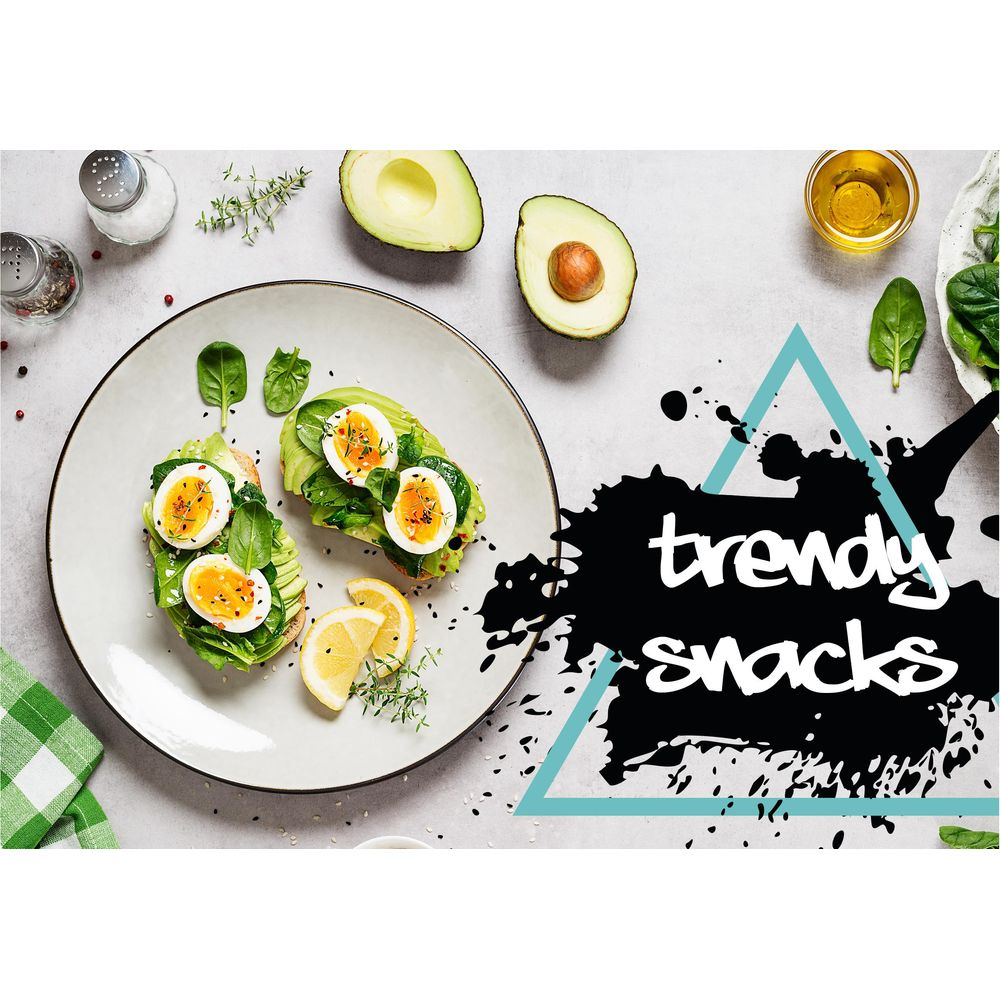 Tartine avocat-œuf-citron sur assiette, avec moitiés d'avocat et épices à proximité.
