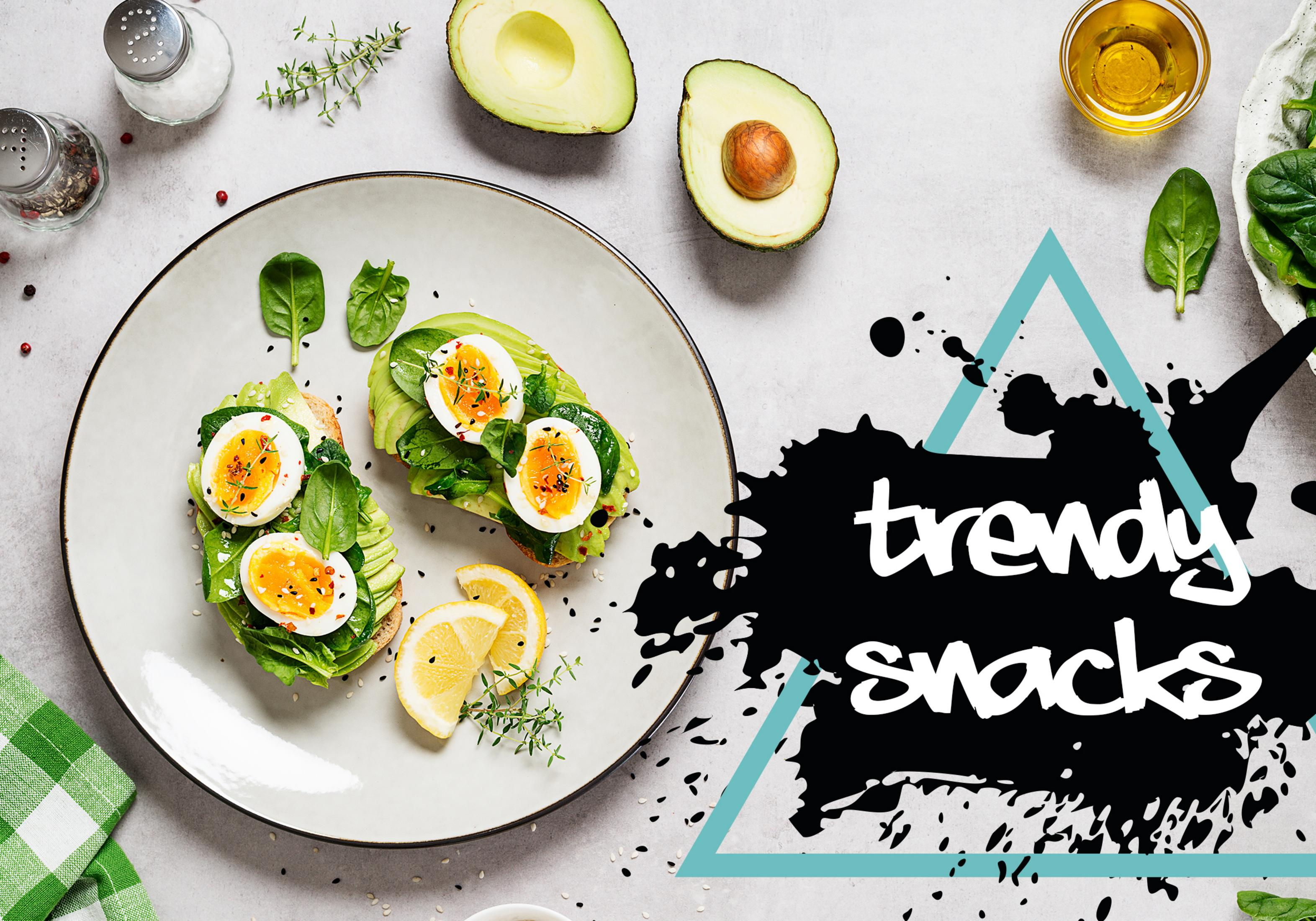 Tartine d'avocat avec œuf, épinards et citron sur une assiette.