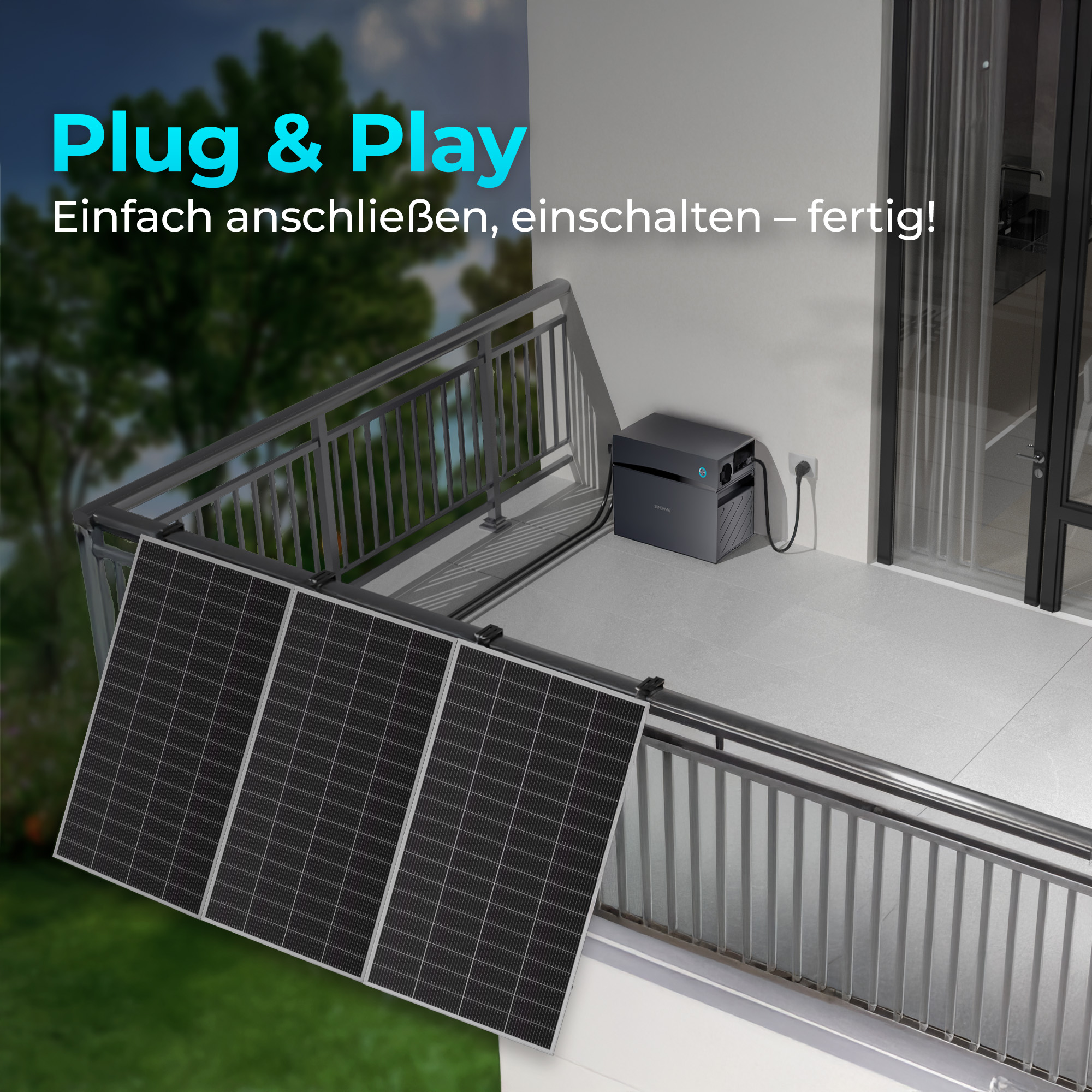 Balkon mit Solarmodulen, Stromspeicher und Stecker in der Wand.