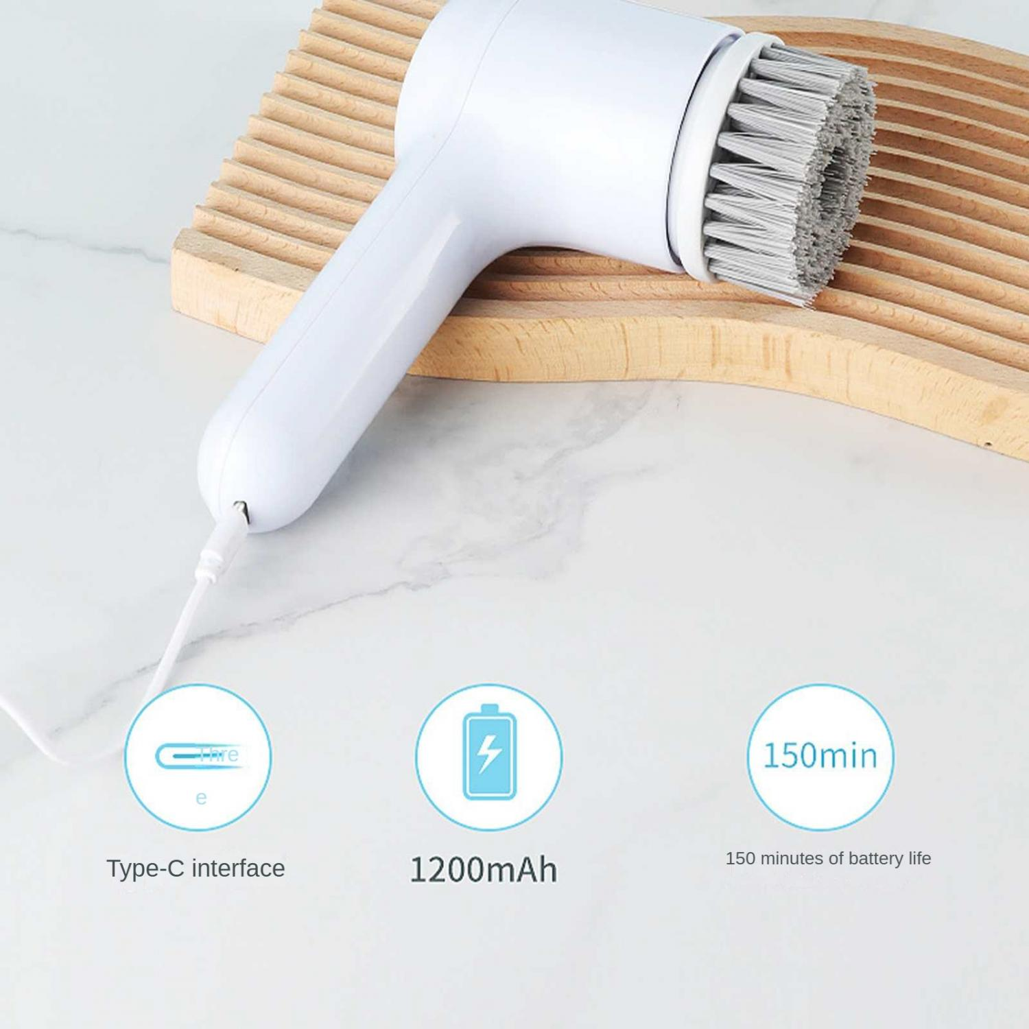 Ein weißes Reinigungsgerät mit Bürste liegt auf einem Holzbrett. Infos: Typ-C, 1200mAh, 150 Min.