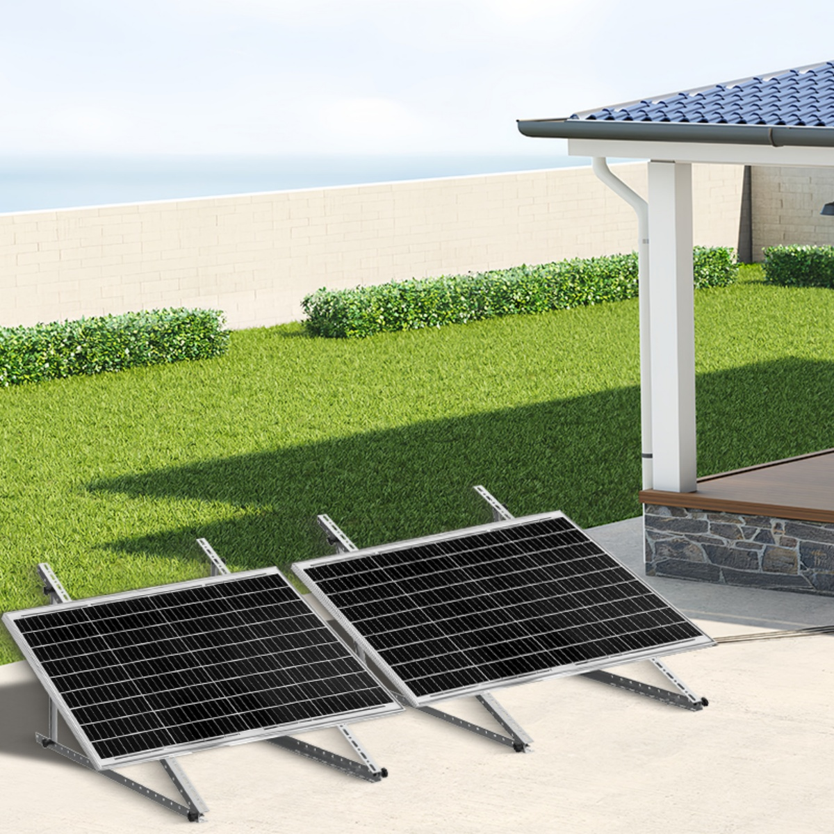 Zwei Solarpaneele stehen auf einem Hof vor einem Haus mit Garten und Mauer im Hintergrund.