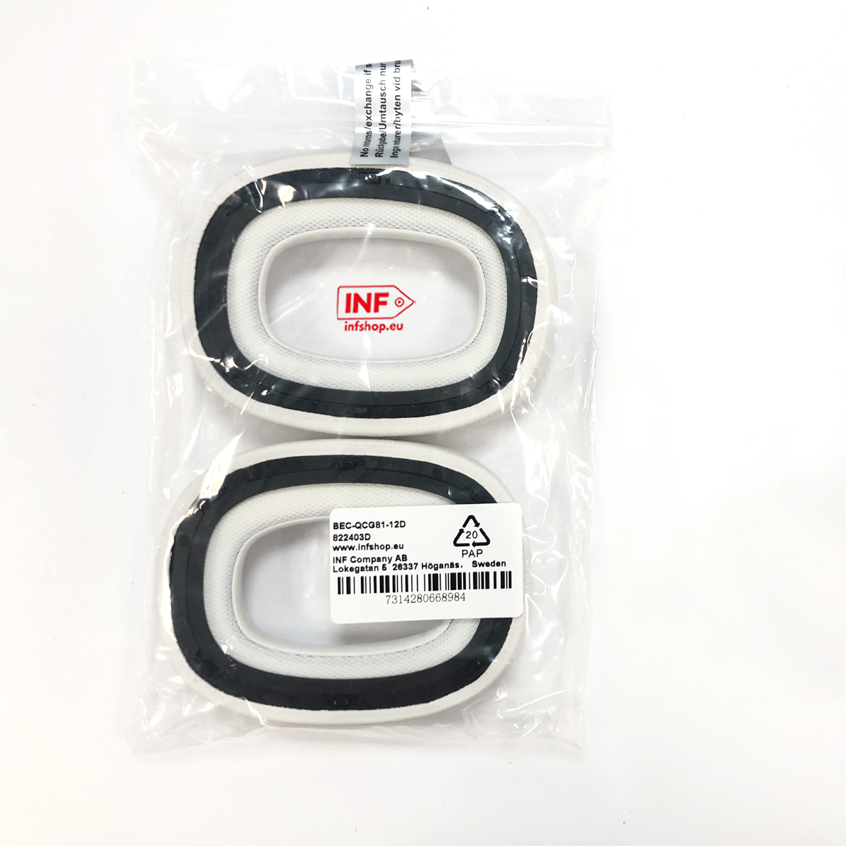 Dwie biało-czarne nauszniki w plastikowym opakowaniu z logo INF.