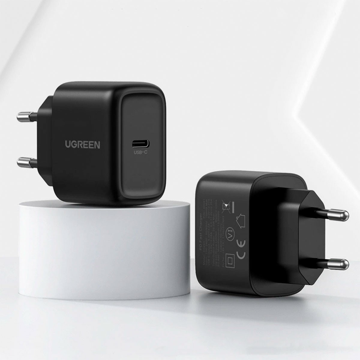 Dwa czarne ładowarki USB-C z wtyczkami EU na białej podstawie.