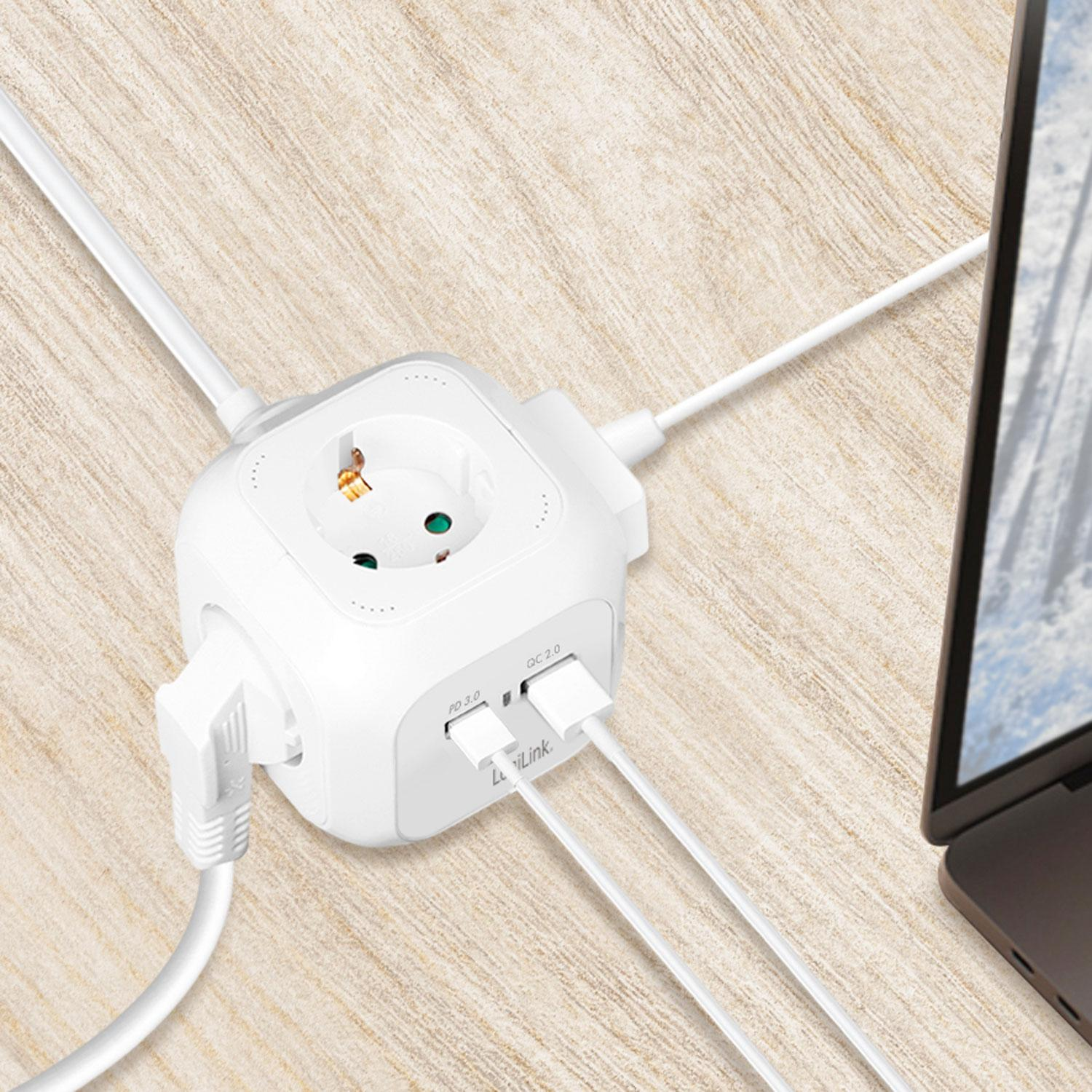 Un adaptador blanco de múltiples enchufes con puertos USB sobre una mesa de madera.