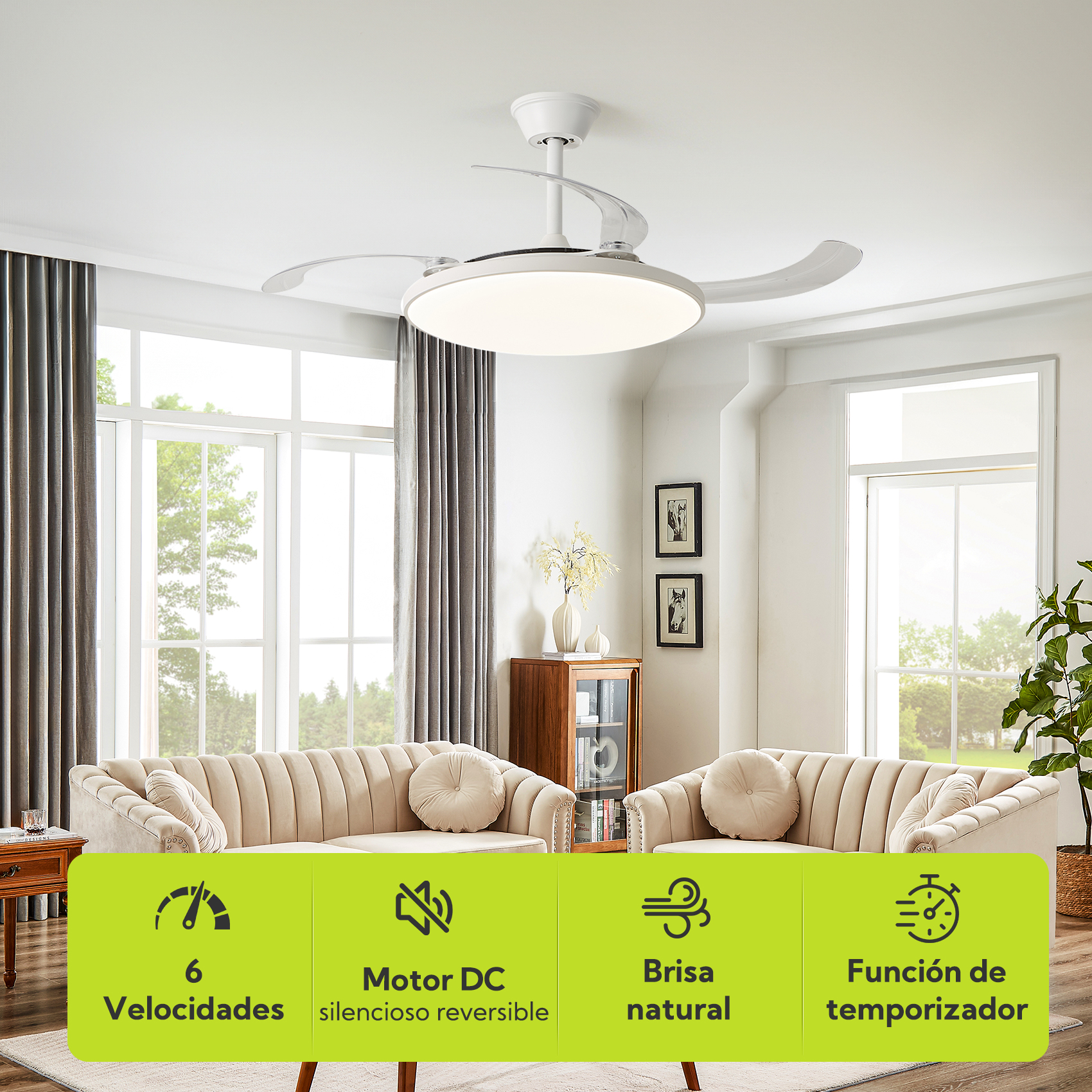 Ventilador de techo con luz sobre dos sofás en una sala luminosa.