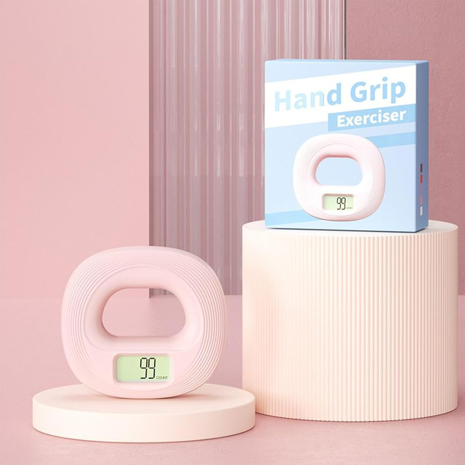 Ein pinker Handgriff-Trainer mit digitalem Zähler steht neben seiner Box auf einem Ständer.