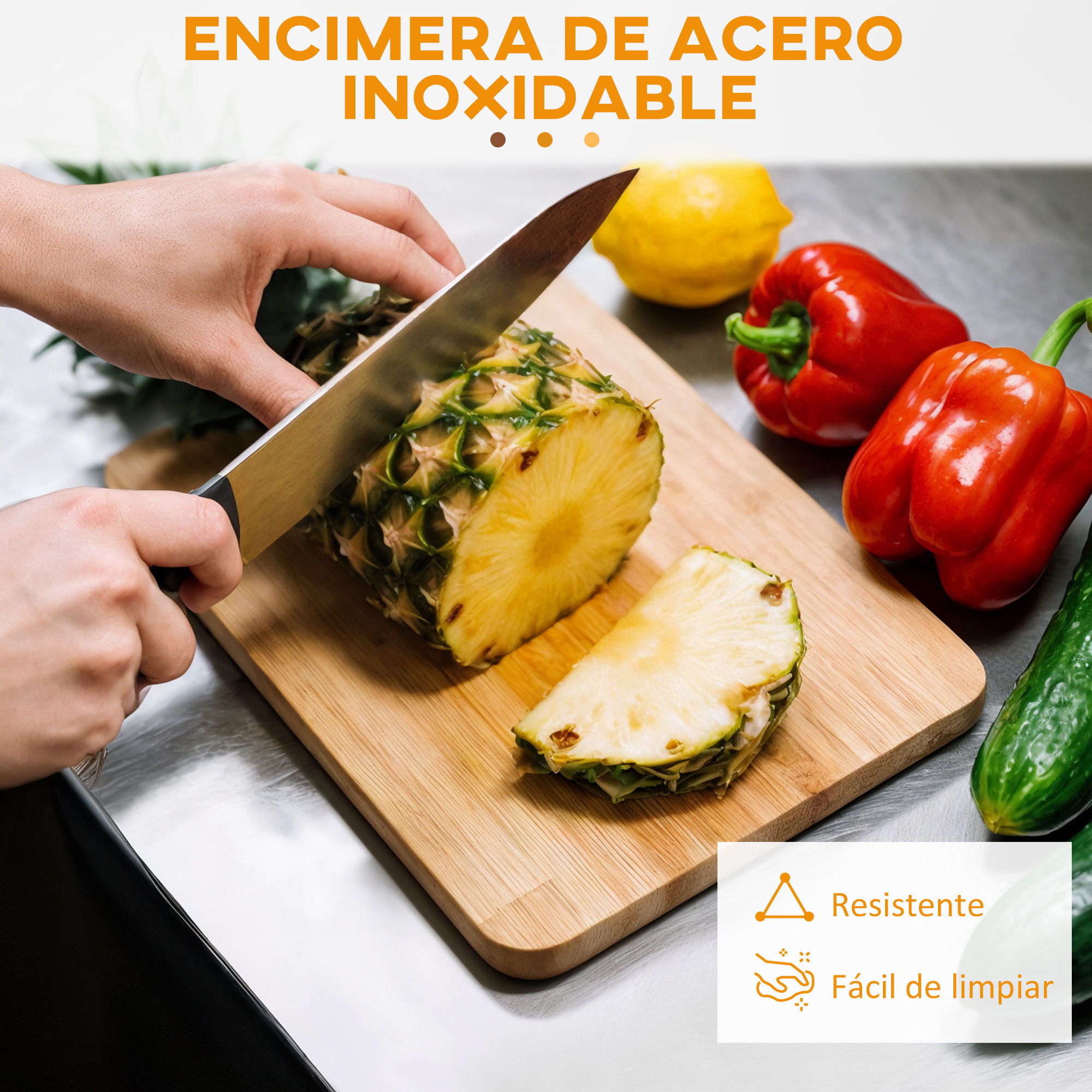 Alguien cortando una piña en una tabla de madera. Pimientos rojos y pepino cerca.