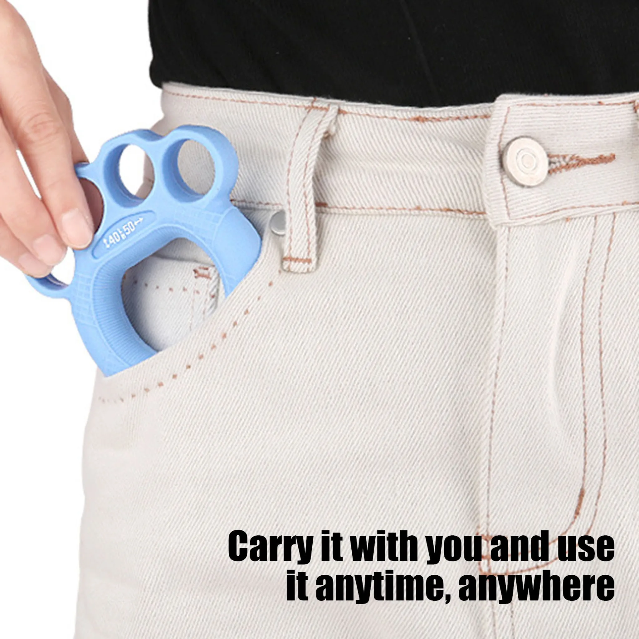 Eine Hand steckt einen blauen Handtrainer in eine Hosentasche.