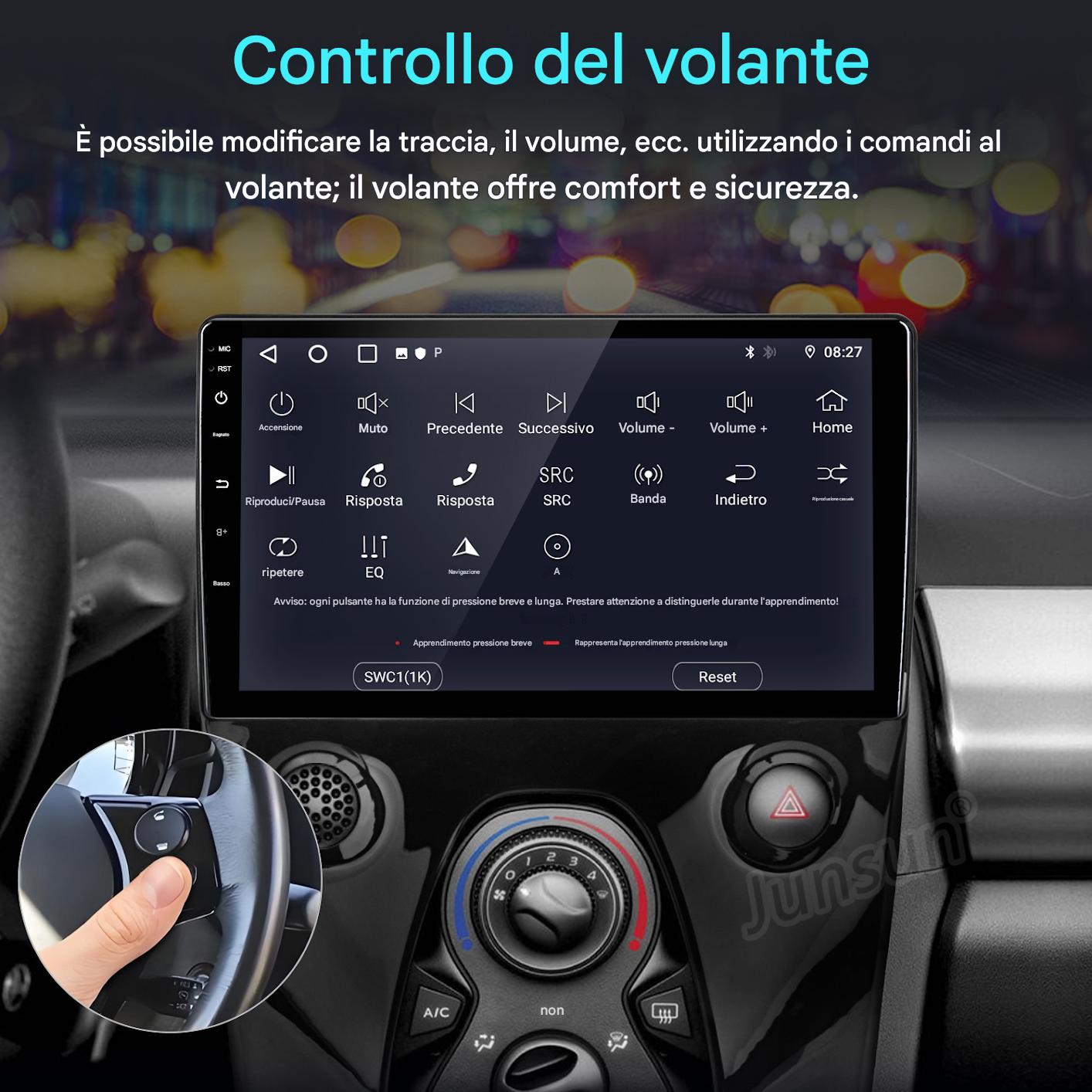 Un dito preme un pulsante sul volante, accanto a un display dell'autoradio.