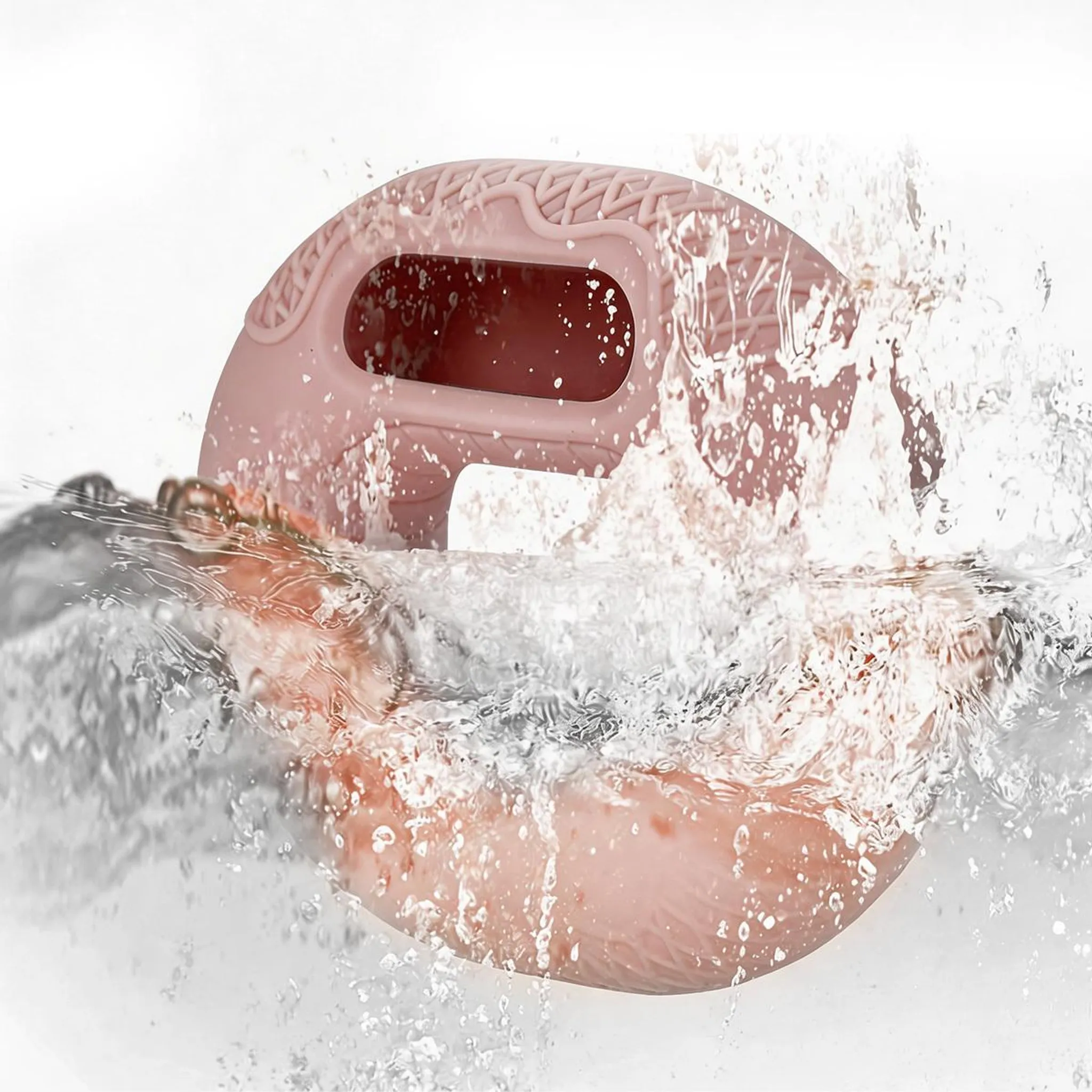 Ein rosafarbener Hocker taucht in Wasser ein, es spritzt und schäumt.