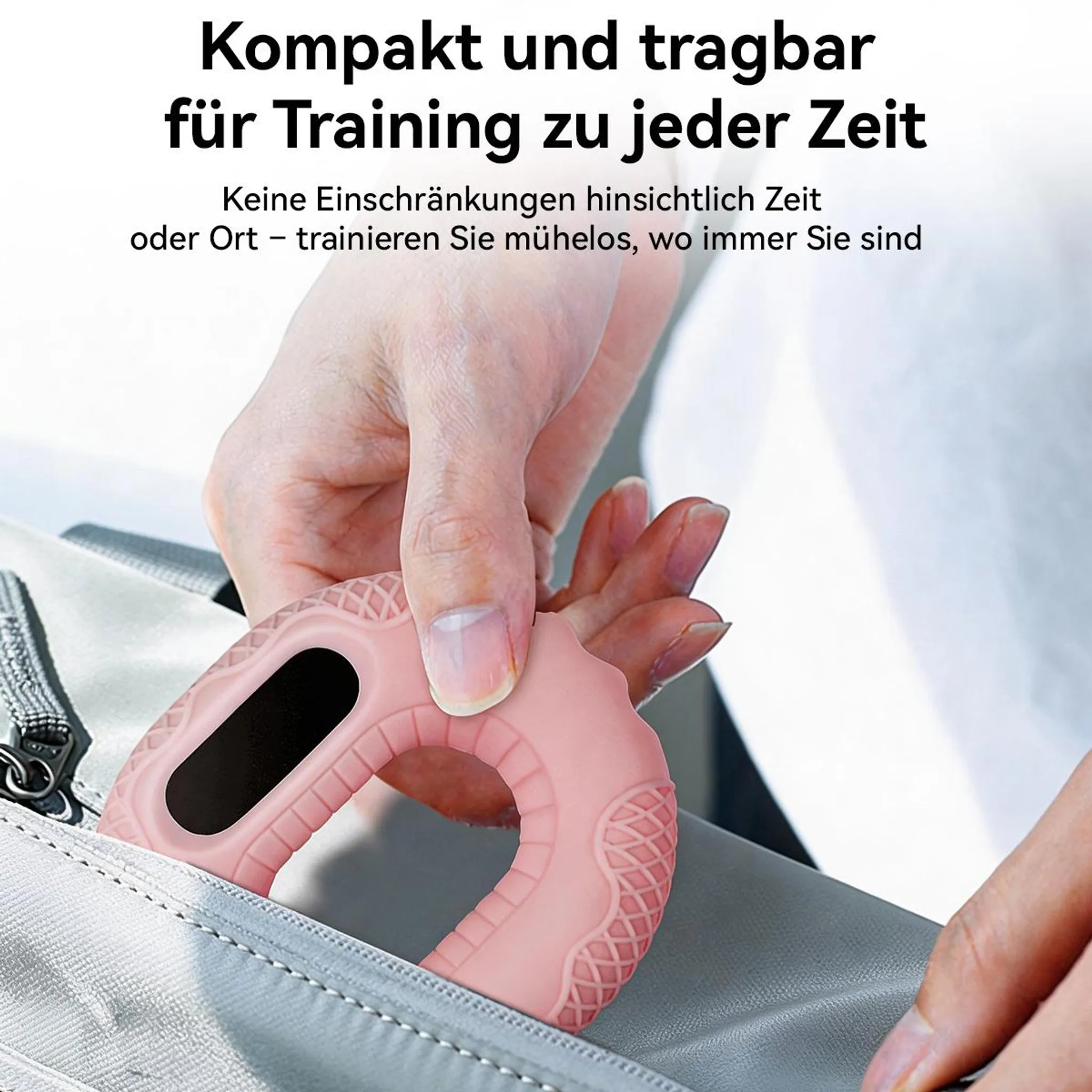 Eine Hand hält einen rosafarbenen Handtrainer in einer Tasche.