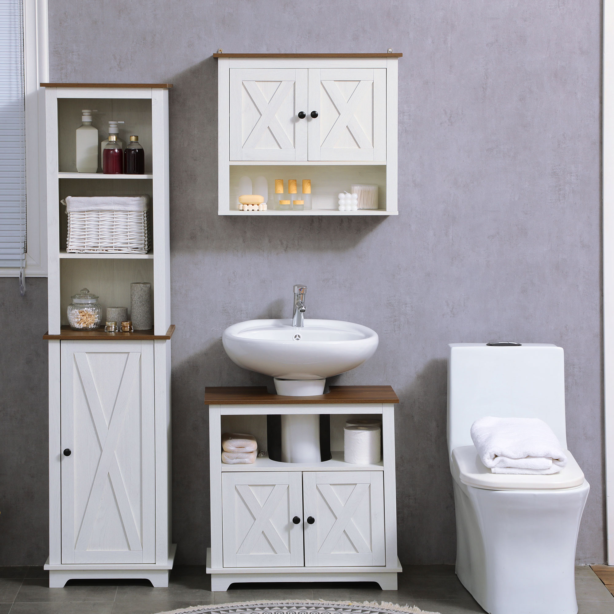 Un baño con muebles blancos, estantes y un inodoro.