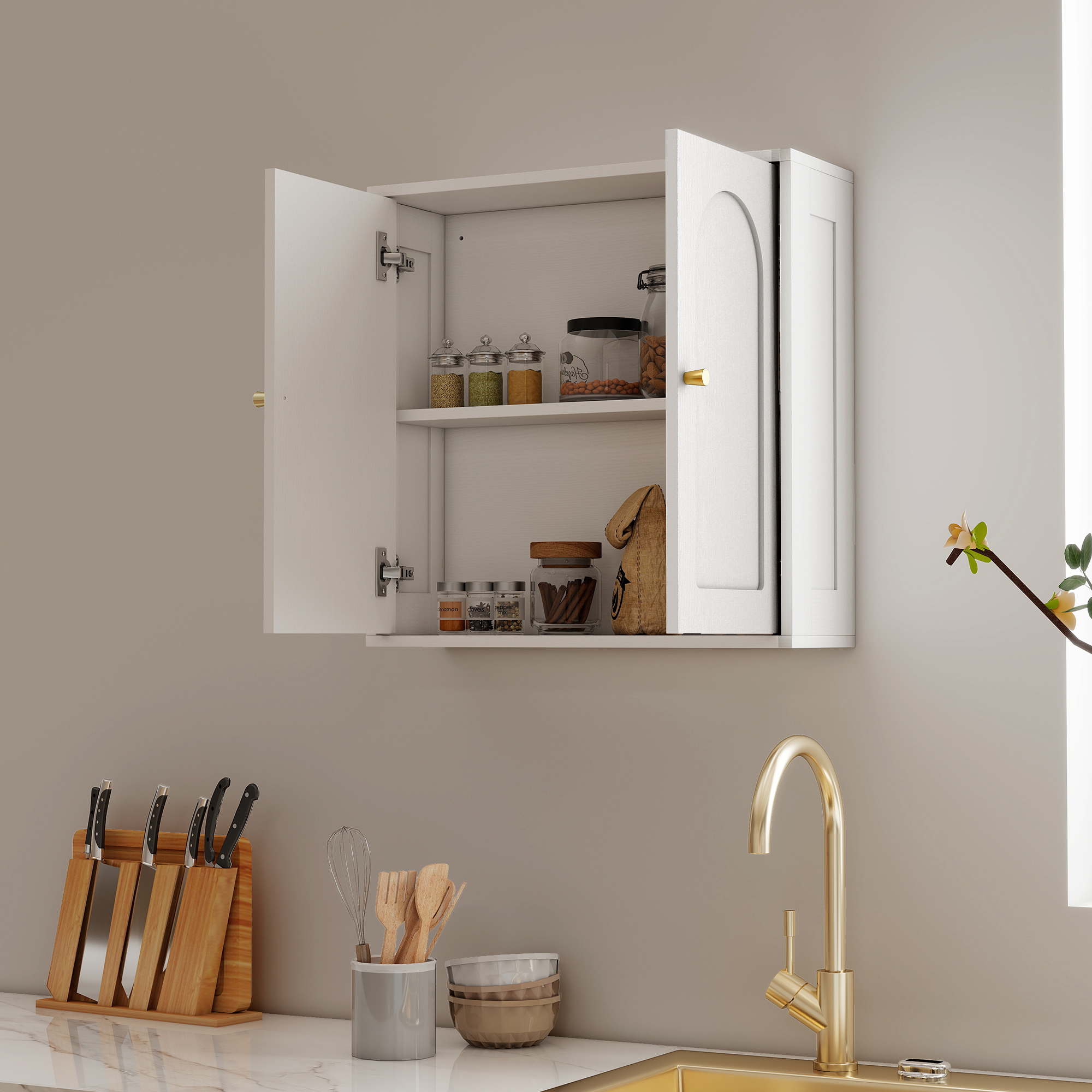 Una puerta de armario de cocina blanca abierta con frascos de especias y un saco. Debajo hay cuchillos y utensilios.