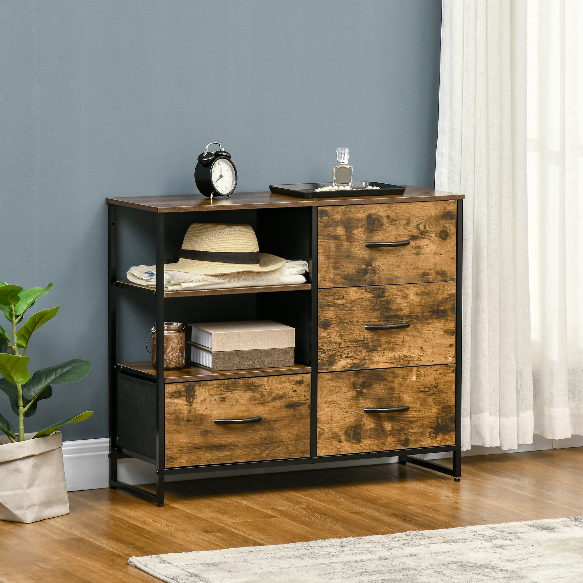 Cómoda de madera con seis cajones, sombrero y despertador encima. Planta a la izquierda.