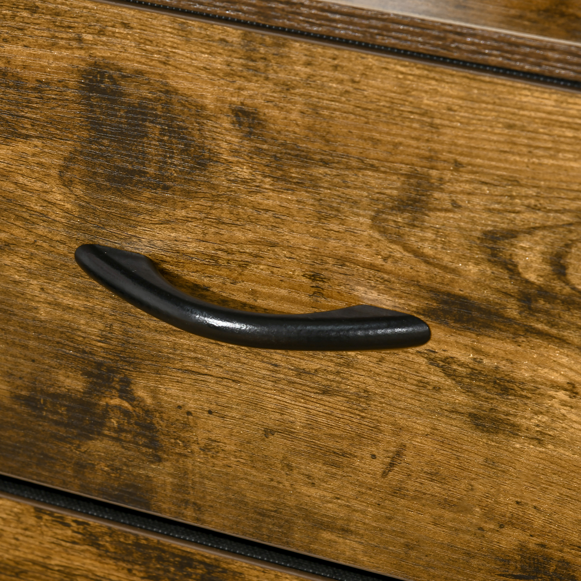 Primer plano de un cajón de madera oscura con vetas y tirador negro.