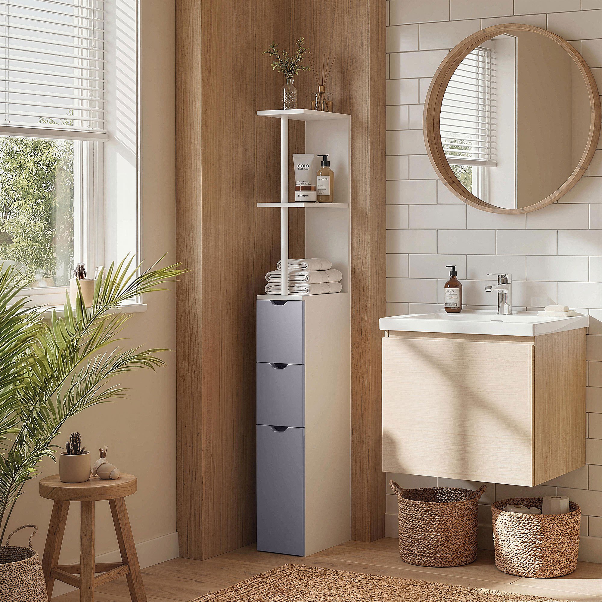 Un baño con detalles de madera, lavabo, espejo, estante y plantas.