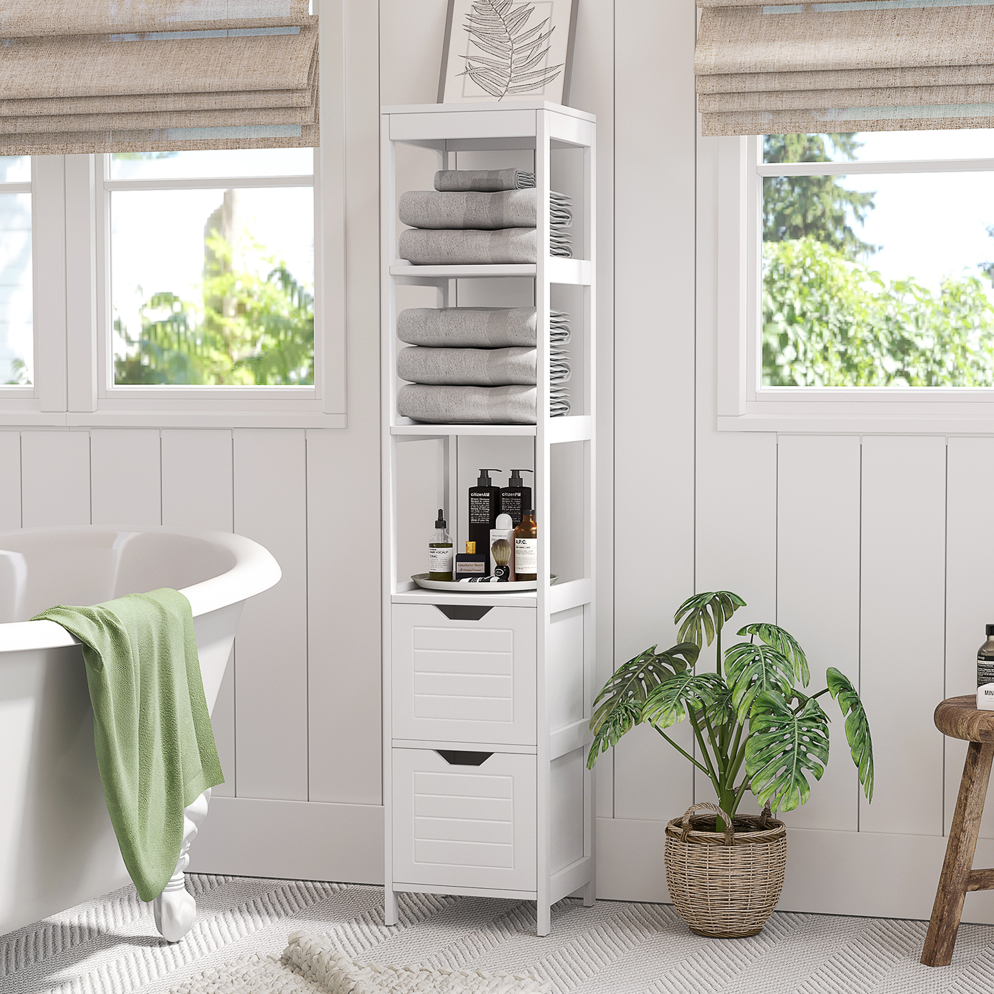 Un baño blanco con bañera, estante alto con toallas y planta en maceta.