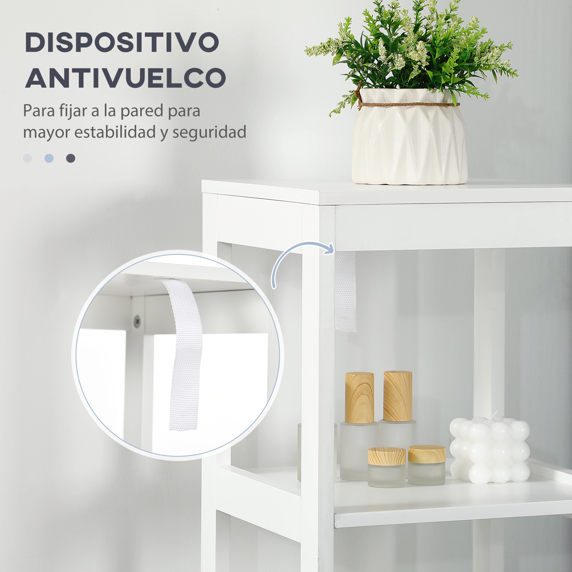 Un estante blanco con artículos decorativos y un arreglo de plantas.